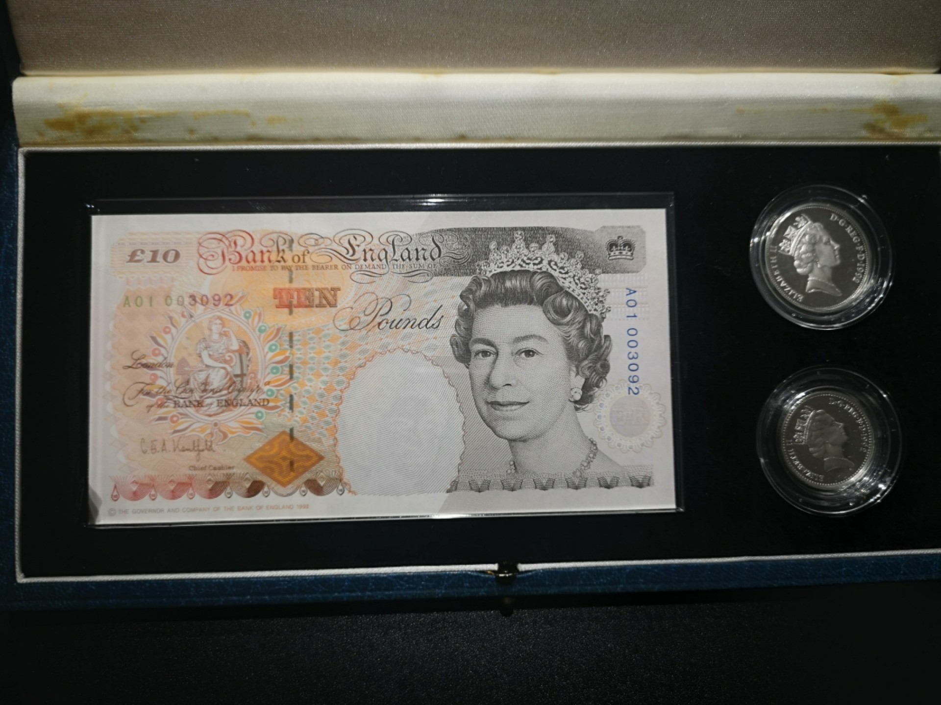 《外钞收藏家》第一百八十四期拍卖 精美包装英镑 纸币是E序列A01首发冠无47千位号 全新UNC 还有还有纪念币两枚一起 包含说明书