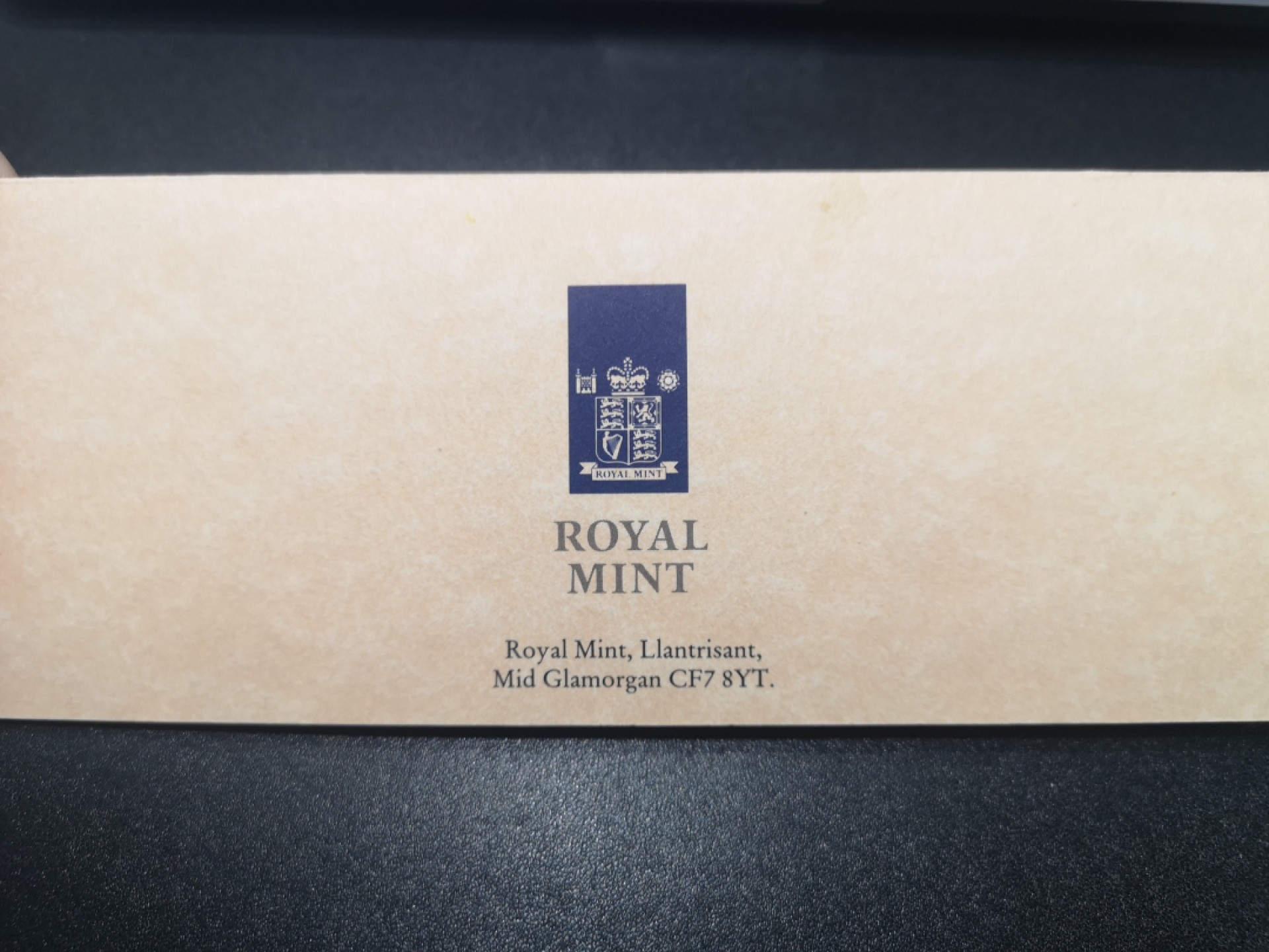 《外钞收藏家》第一百八十四期拍卖 精美包装英镑 纸币是E序列A01首发冠无47千位号 全新UNC 还有还有纪念币两枚一起 包含说明书