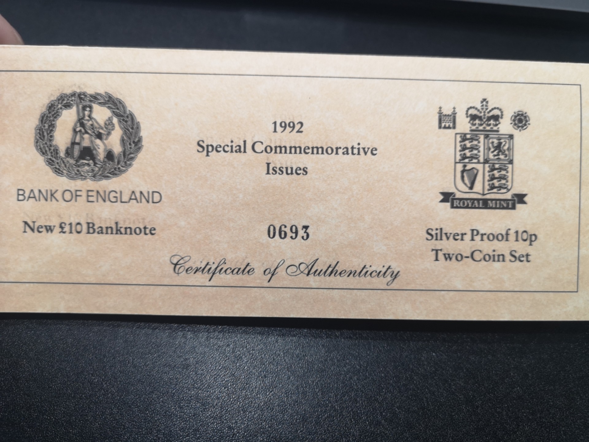 《外钞收藏家》第一百八十四期拍卖 精美包装英镑 纸币是E序列A01首发冠无47千位号 全新UNC 还有还有纪念币两枚一起 包含说明书