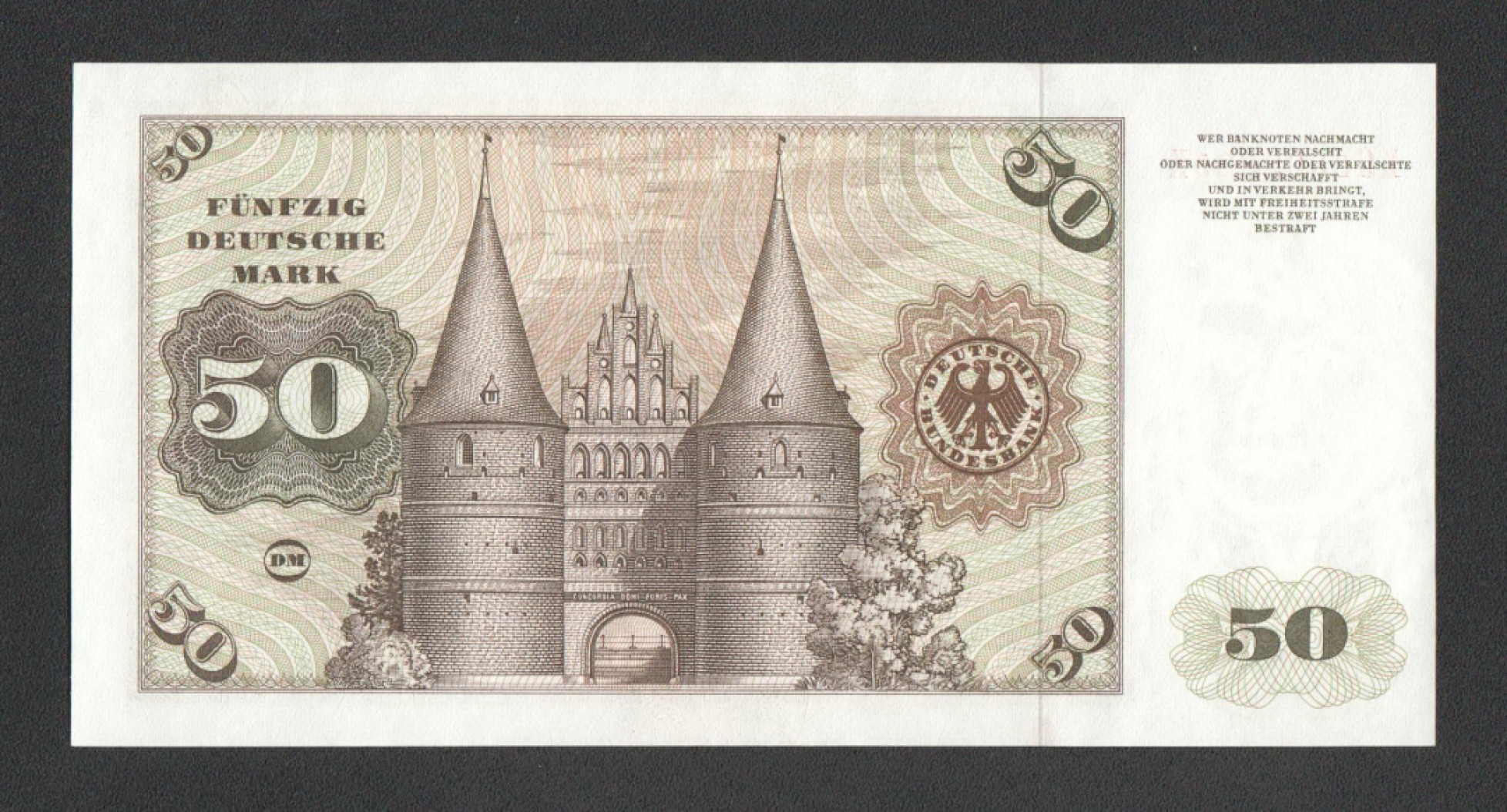 《张总收藏》49期——世界最佳纸币 德国50马克 UNC 1977年 倒二版 紫光灯下沿金属线有一串暗斑，非潮斑，应为出厂瑕疵