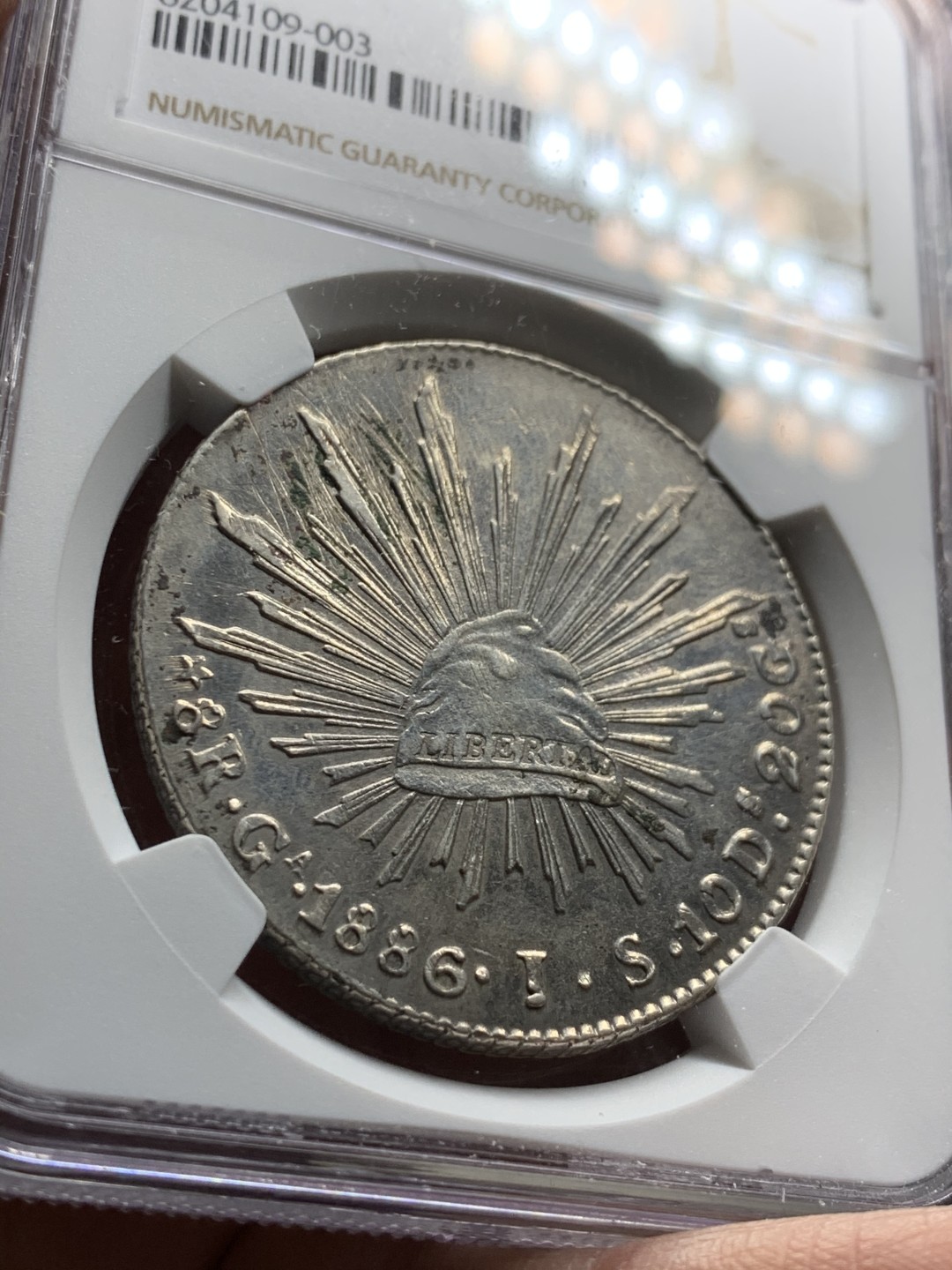 《竞宝斋》第34，35场-本周日，周一2场连拍（全场顺丰包邮） NGC-AUD  1886 墨西哥鹰洋 8 里亚尔银币   状态细节不错