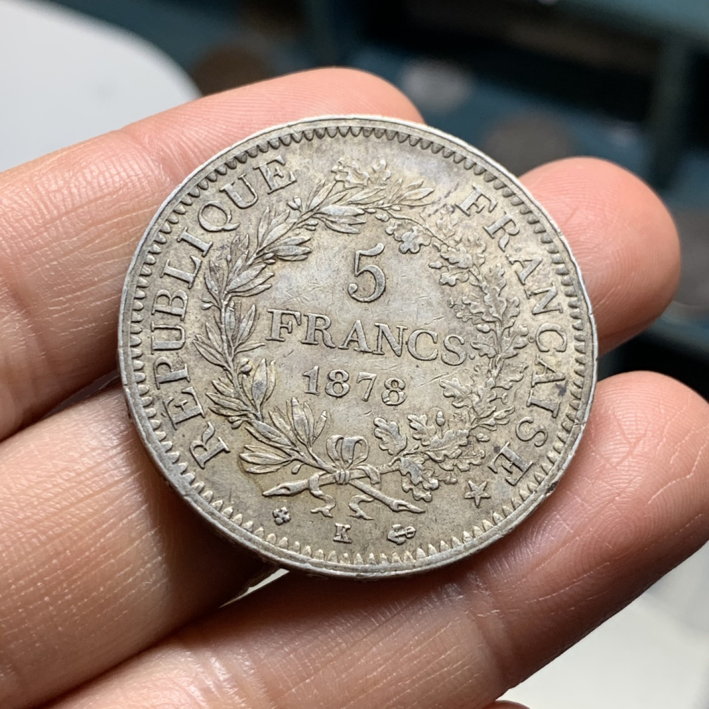 《竞宝斋》第34，35场-本周日，周一2场连拍（全场顺丰包邮） 法国1878-K年 稀少年份 大力神 5法郎 带彩包浆银币 边有小磕