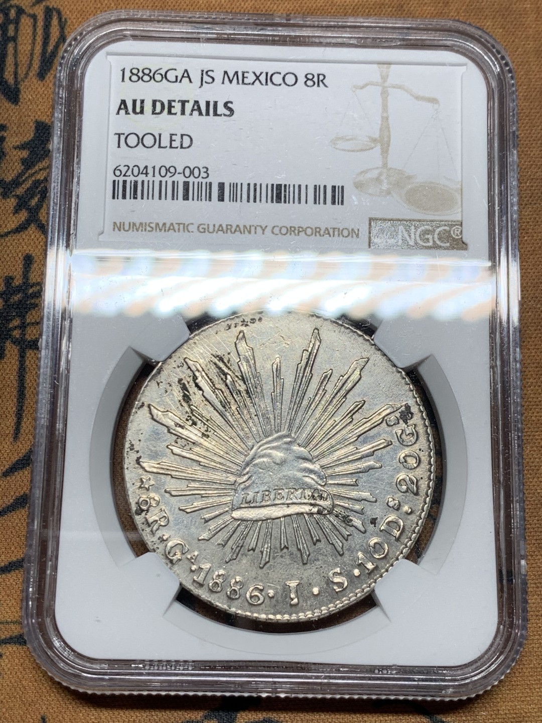 《竞宝斋》第34，35场-本周日，周一2场连拍（全场顺丰包邮） NGC-AUD  1886 墨西哥鹰洋 8 里亚尔银币   状态细节不错