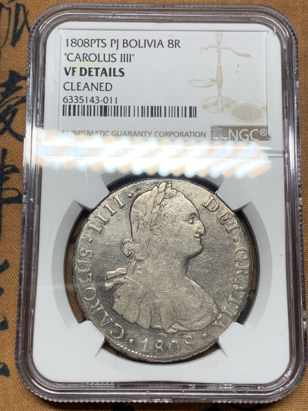 《竞宝斋》第34，35场-本周日，周一2场连拍（全场顺丰包邮） NGC 评级 玻利维亚 1808年 卡四 8里亚尔 双柱银币