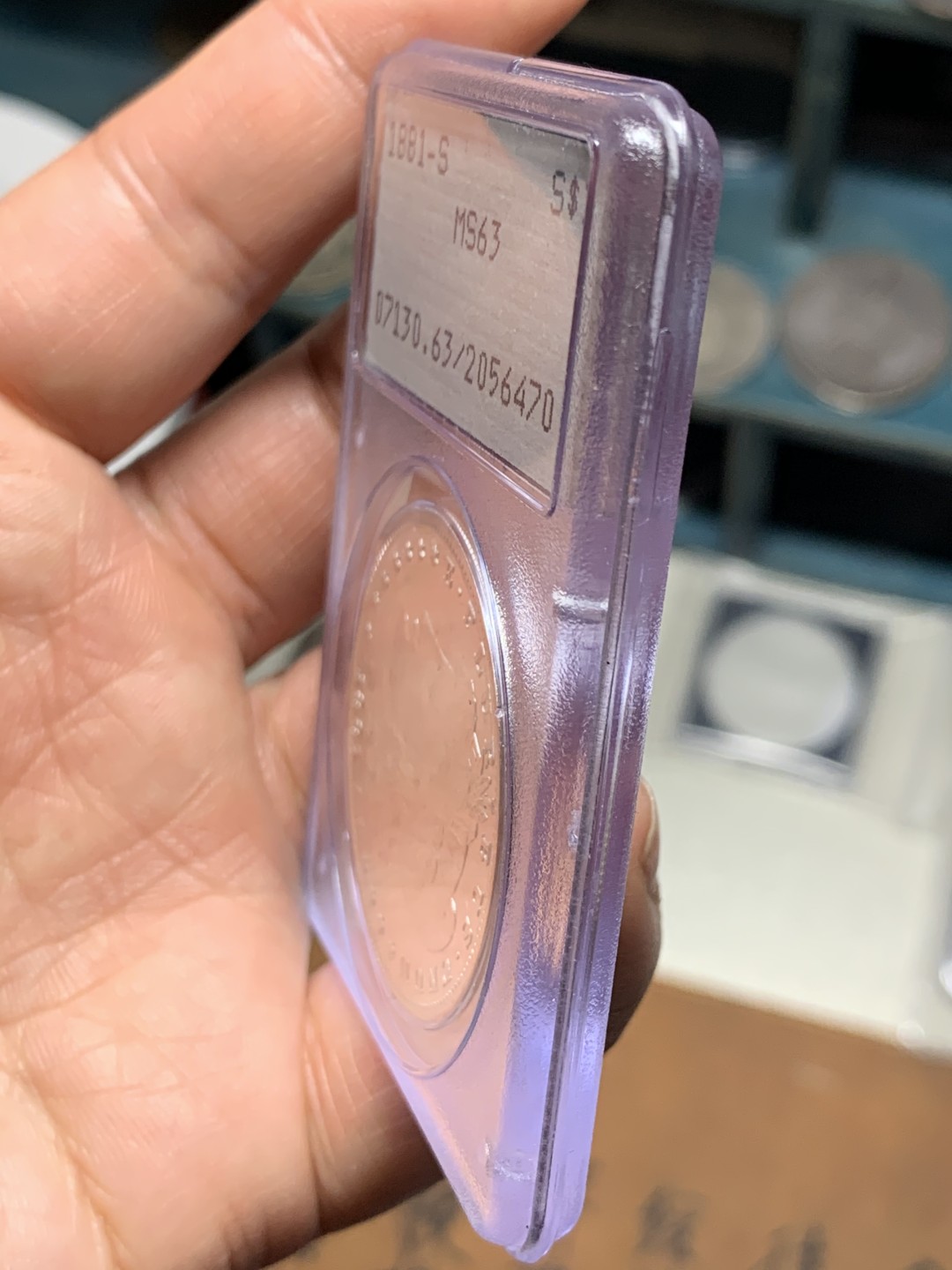 《竞宝斋》第34，35场-本周日，周一2场连拍（全场顺丰包邮） P原始盒子-摇摇乐 PCGS-MS63 美国1881-S 摩根银币 车轮白光 保存的完好