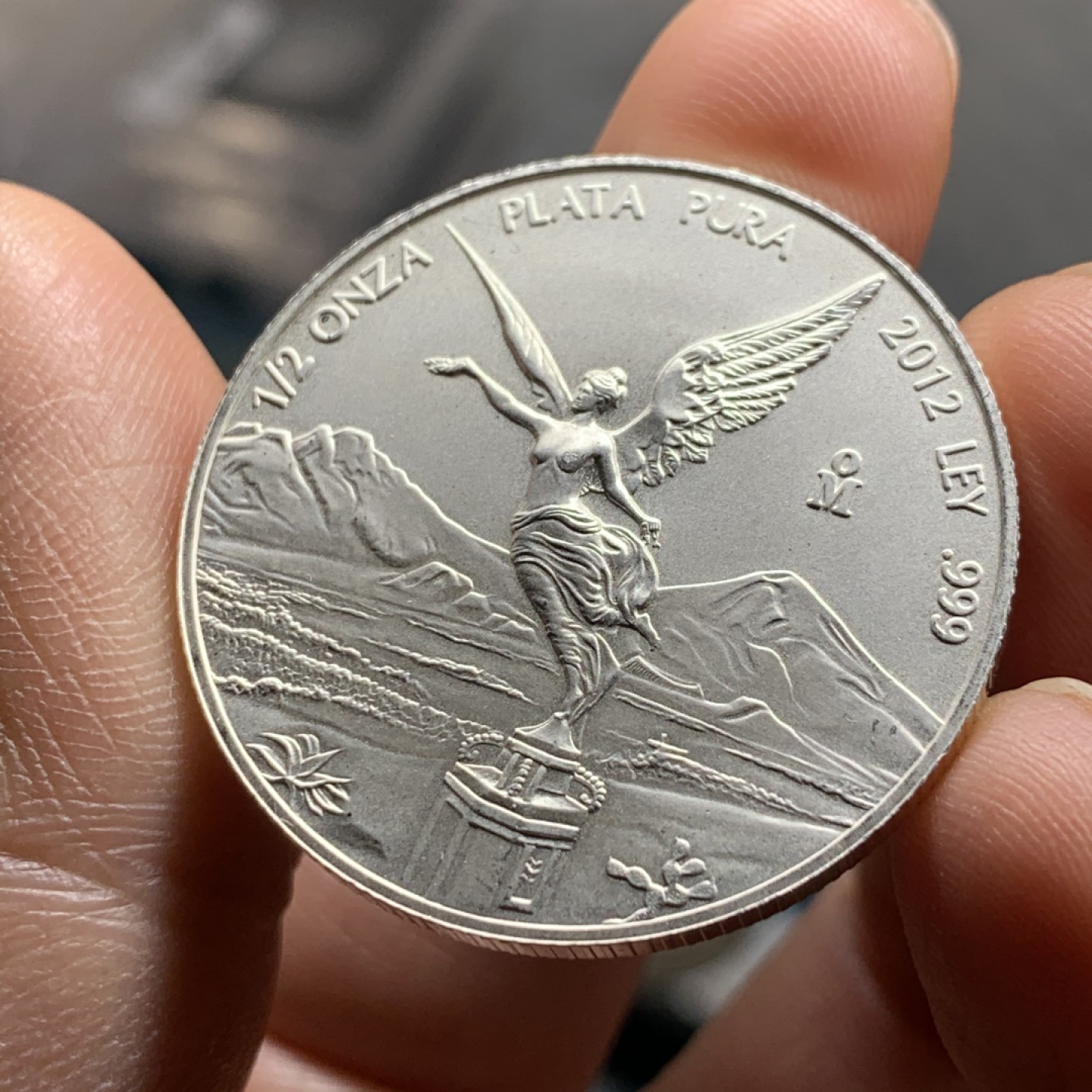 《竞宝斋》第34，35场-本周日，周一2场连拍（全场顺丰包邮） BU 墨西哥 2012年 1/2onza 1/2盎司投资银币，少见重量的投资银币，非常见的1盎司规格，卷拆高分品相，稀缺品种