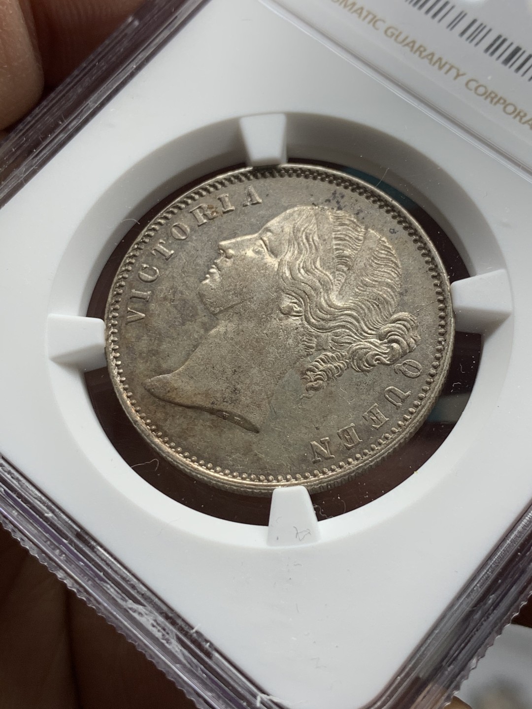 《竞宝斋》第34，35场-本周日，周一2场连拍（全场顺丰包邮） NGC-MS62 印度 1840年 维多利亚青年头 1卢比 原光好品银币 最近暴涨的品种