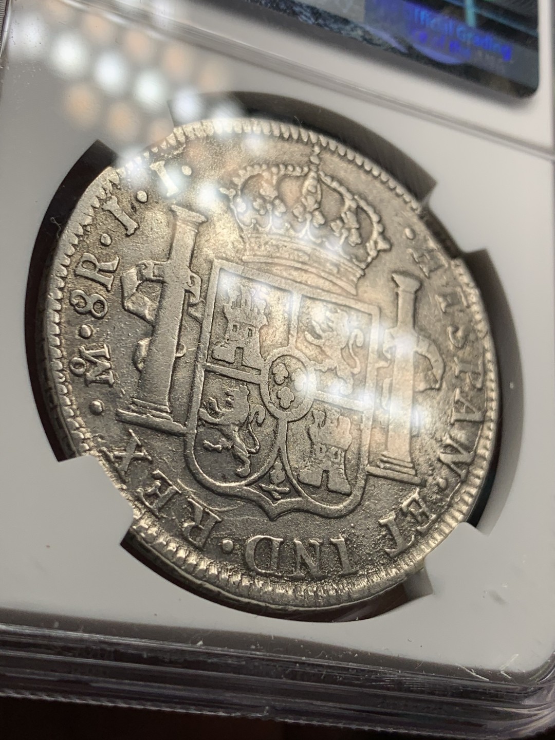 《竞宝斋》第34，35场-本周日，周一2场连拍（全场顺丰包邮） NGC 评级 墨西哥 1818年 费七 8里亚尔 双柱银币