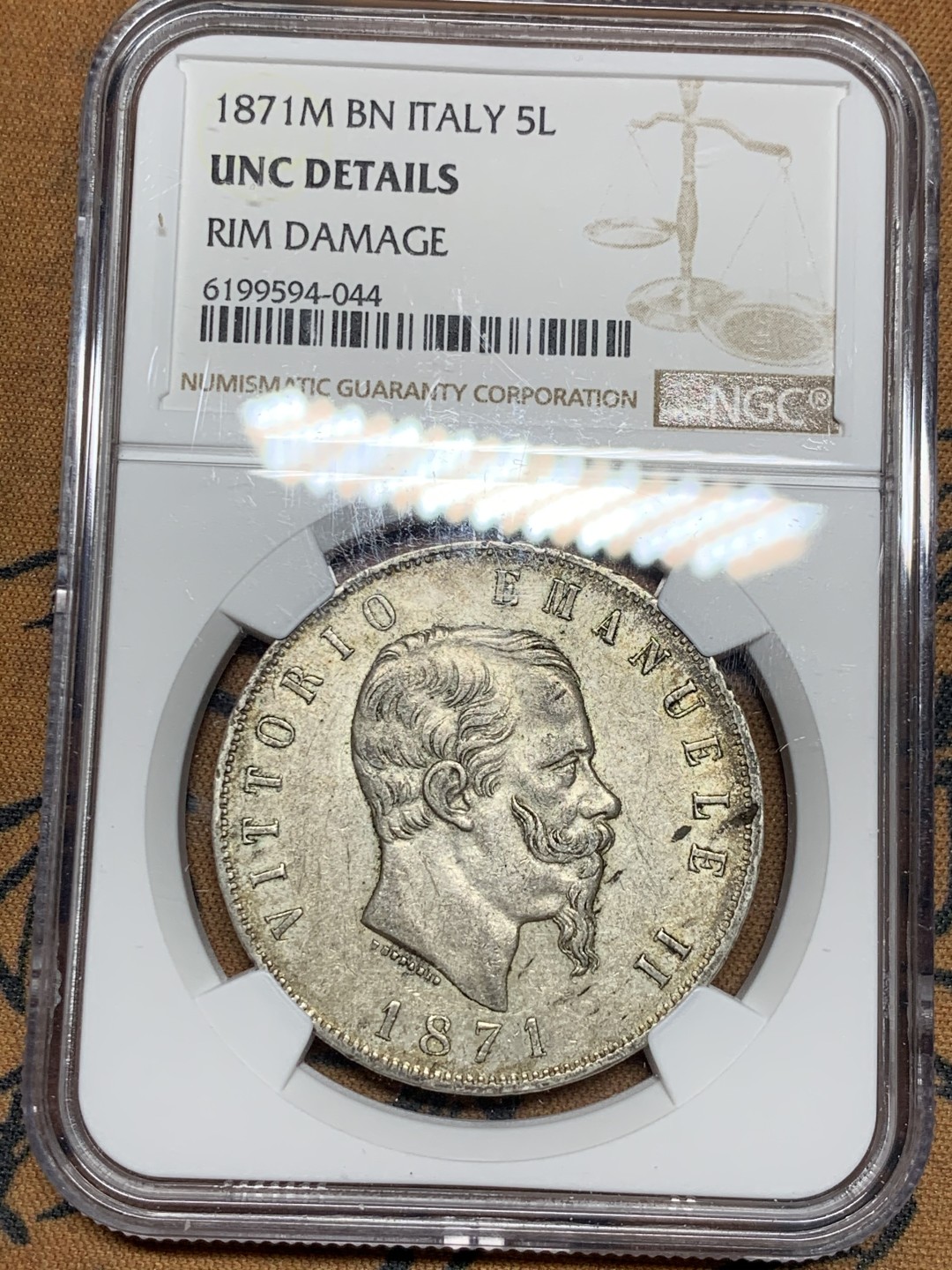 《竞宝斋》第34，35场-本周日，周一2场连拍（全场顺丰包邮） NGC-UNC 意大利 1871年 艾曼纽尔二世 5里拉 大银币 能出分就是两千块的东西 可惜啦