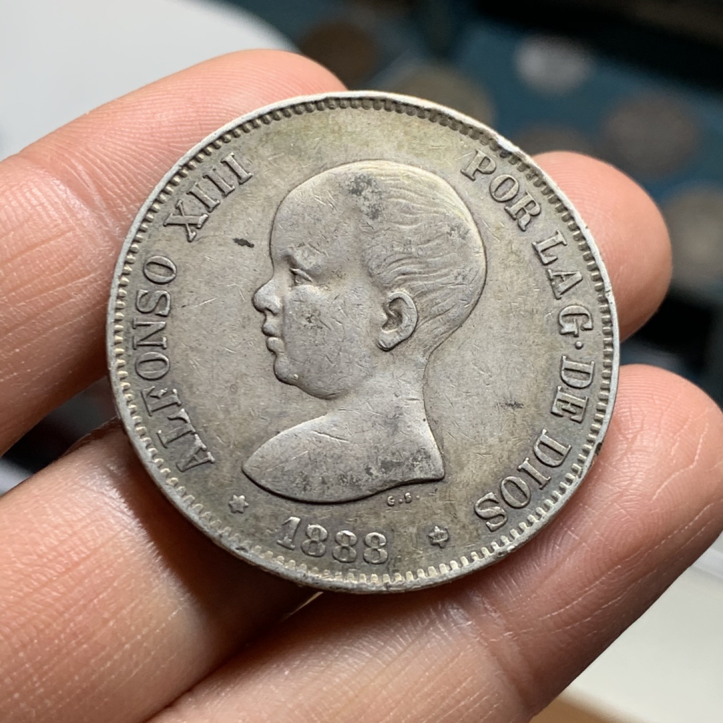 《竞宝斋》第34，35场-本周日，周一2场连拍（全场顺丰包邮） 西班牙1888年阿方索十三世5比塞塔双柱银币 五彩包浆 发财年份