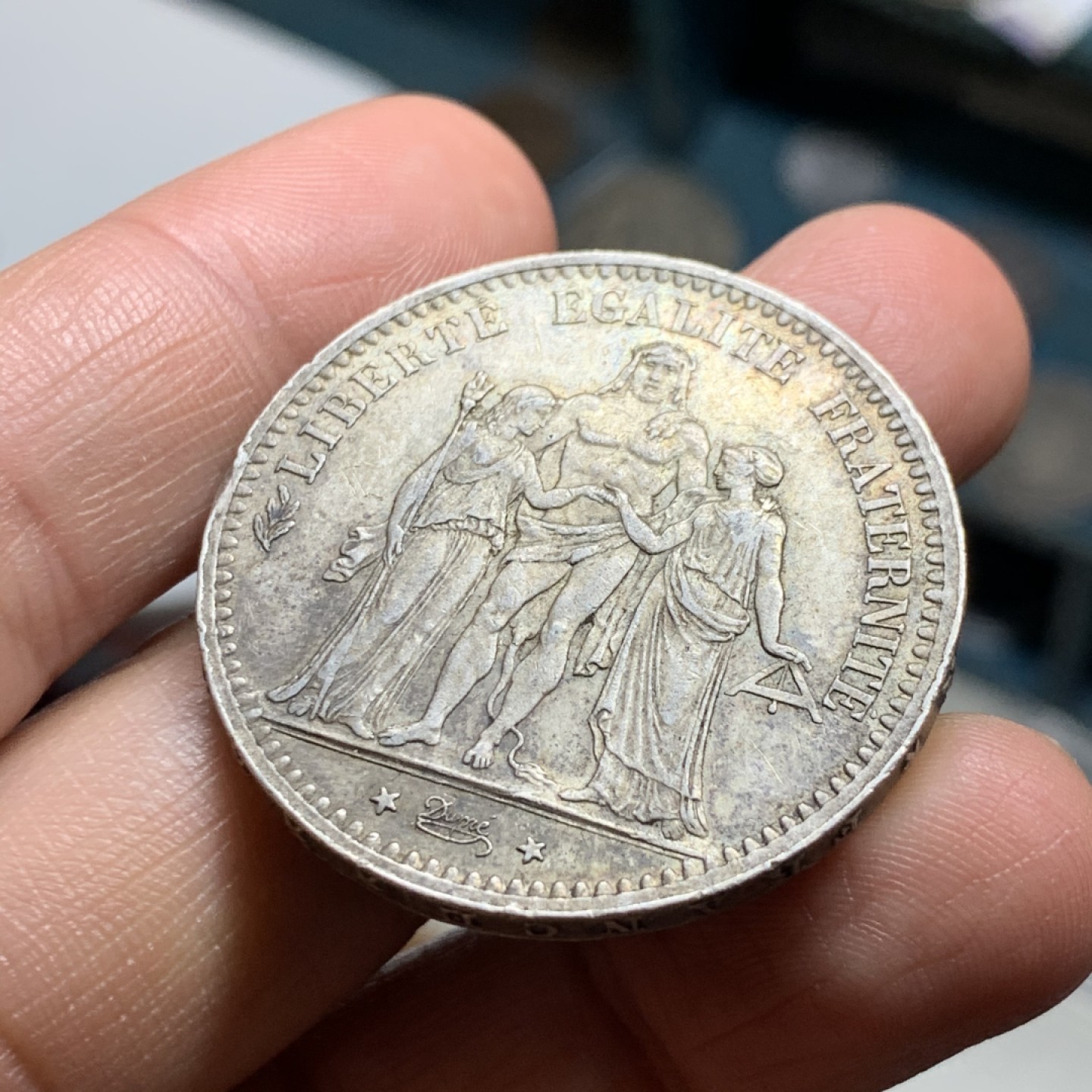 《竞宝斋》第34，35场-本周日，周一2场连拍（全场顺丰包邮） 法国1878-K年 稀少年份 大力神 5法郎 带彩包浆银币 边有小磕