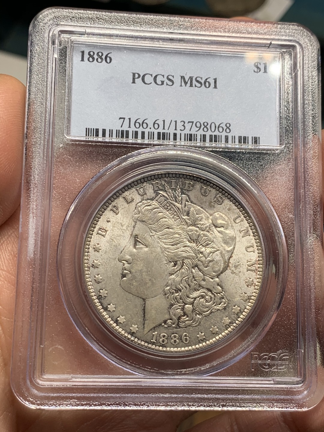 《竞宝斋》第34，35场-本周日，周一2场连拍（全场顺丰包邮） PCGS-MS61 美国 1886 年 摩根银币 不多的年份，老盒低评 淡彩包浆