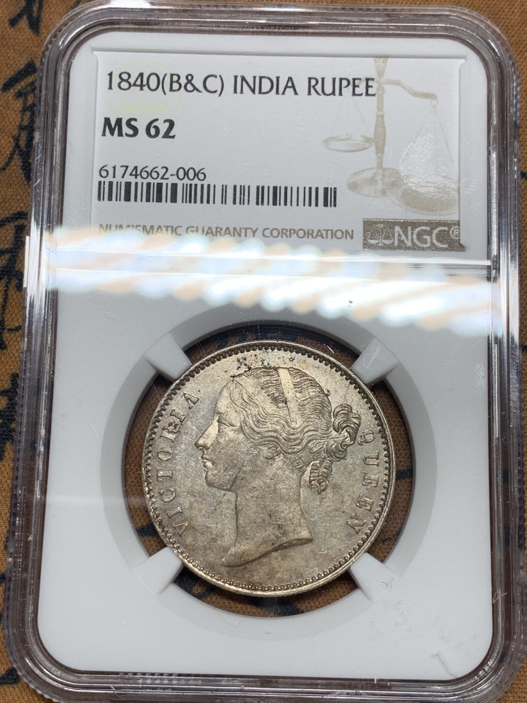 《竞宝斋》第34，35场-本周日，周一2场连拍（全场顺丰包邮） NGC-MS62 印度 1840年 维多利亚青年头 1卢比 原光好品银币 最近暴涨的品种