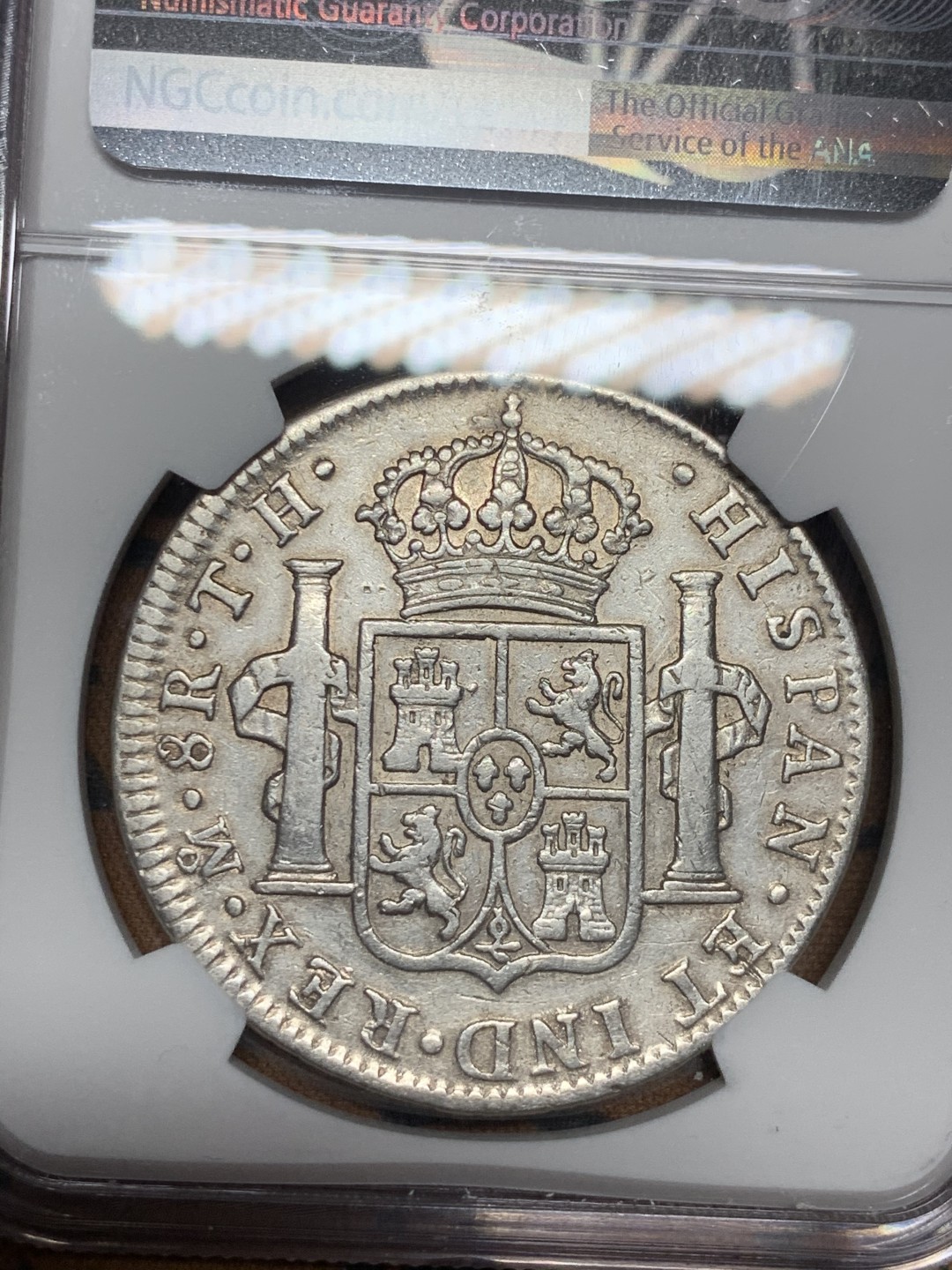 《竞宝斋》第34，35场-本周日，周一2场连拍（全场顺丰包邮） 骑字版 NGC 评级 墨西哥 1808/7年 卡四 8里亚尔 双柱银币