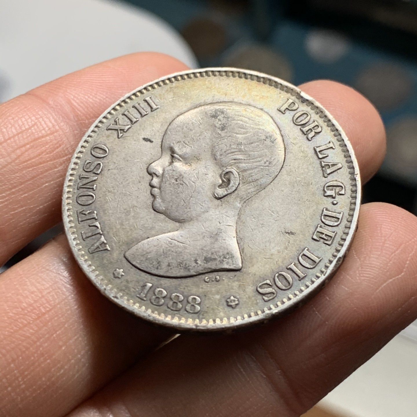 《竞宝斋》第34，35场-本周日，周一2场连拍（全场顺丰包邮） 西班牙1888年阿方索十三世5比塞塔双柱银币 五彩包浆 发财年份