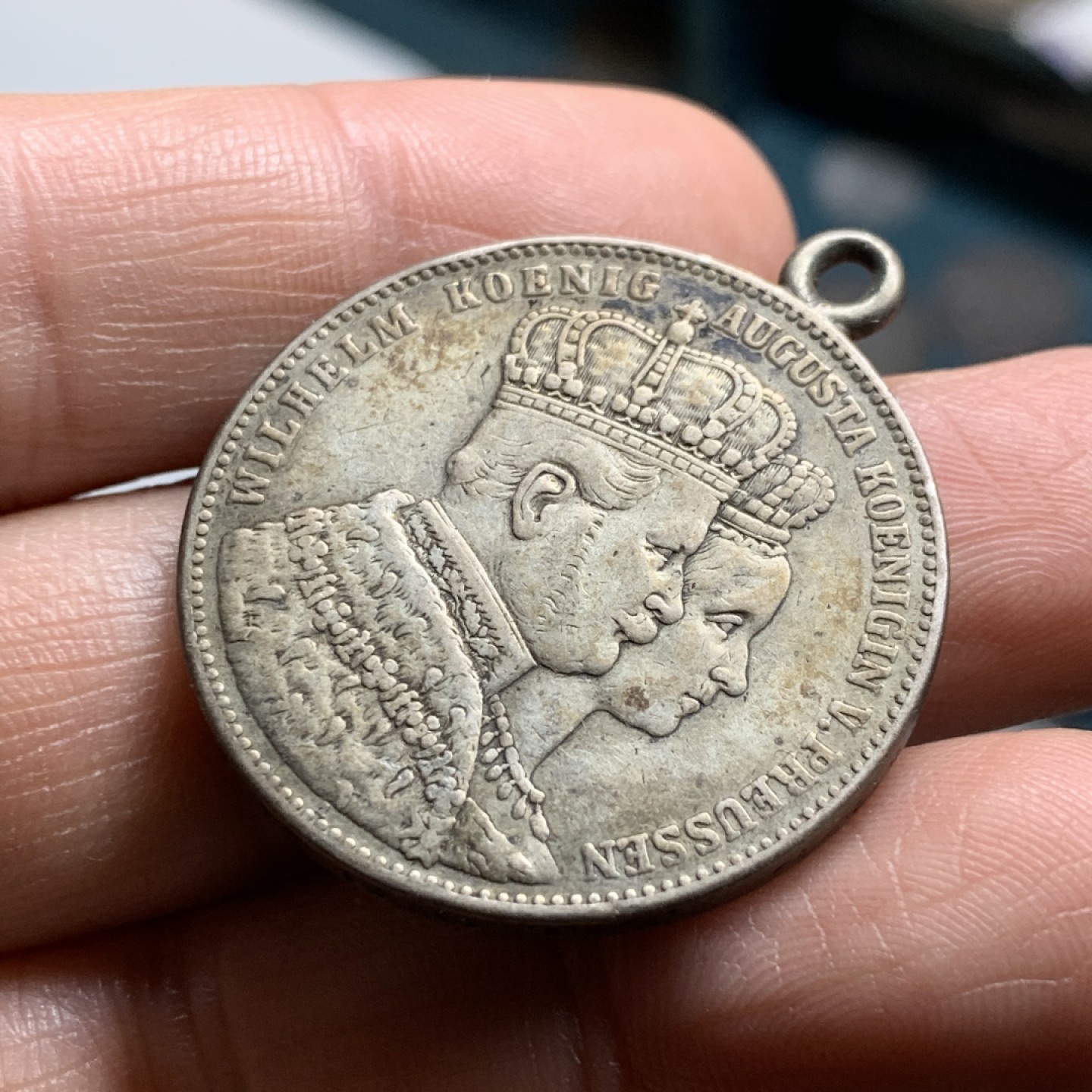 《竞宝斋》第34，35场-本周日，周一2场连拍（全场顺丰包邮） 德国普鲁士1861年登基泰勒 原味 大银币 有吊坠