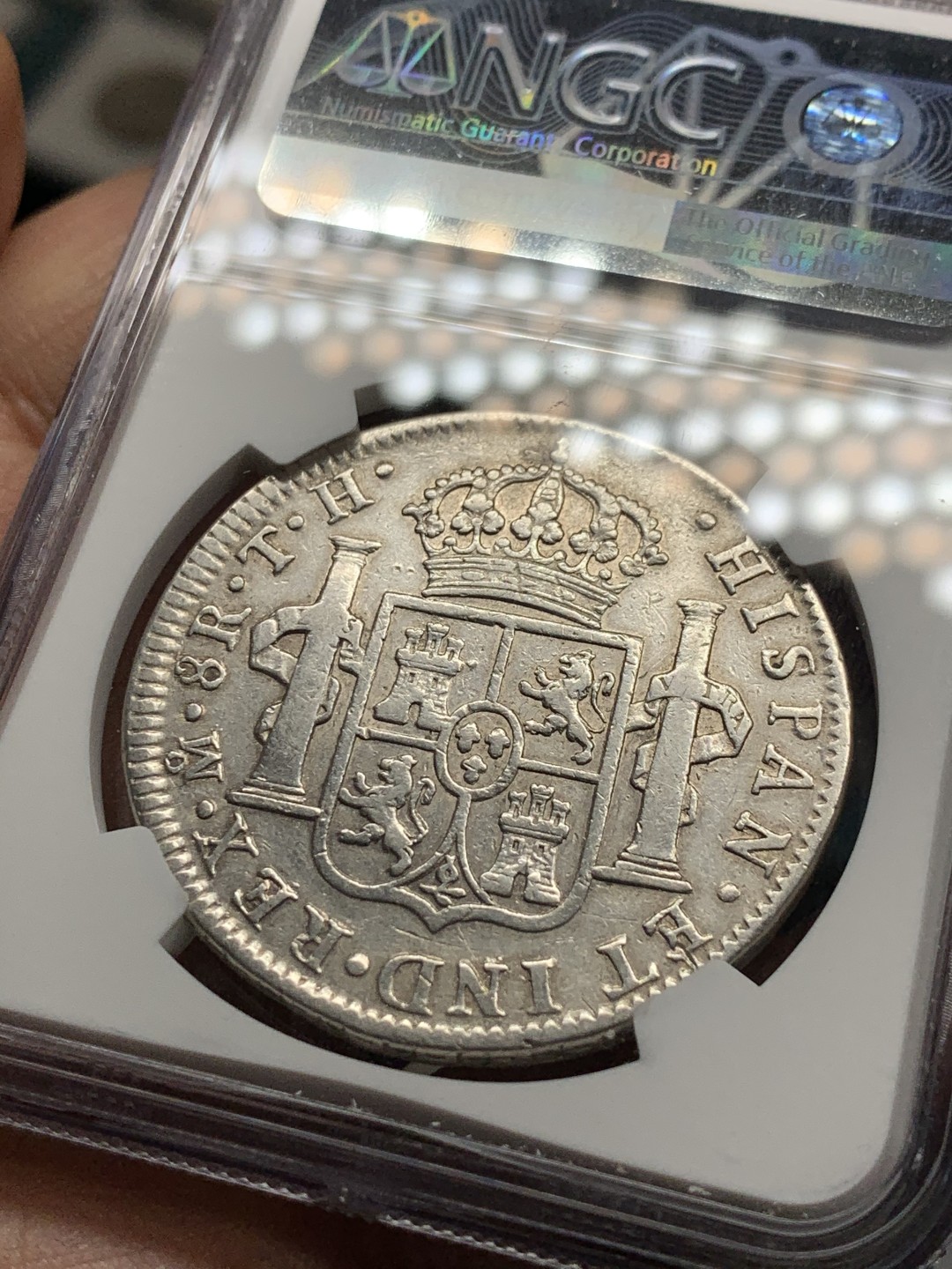 《竞宝斋》第34，35场-本周日，周一2场连拍（全场顺丰包邮） 骑字版 NGC 评级 墨西哥 1808/7年 卡四 8里亚尔 双柱银币