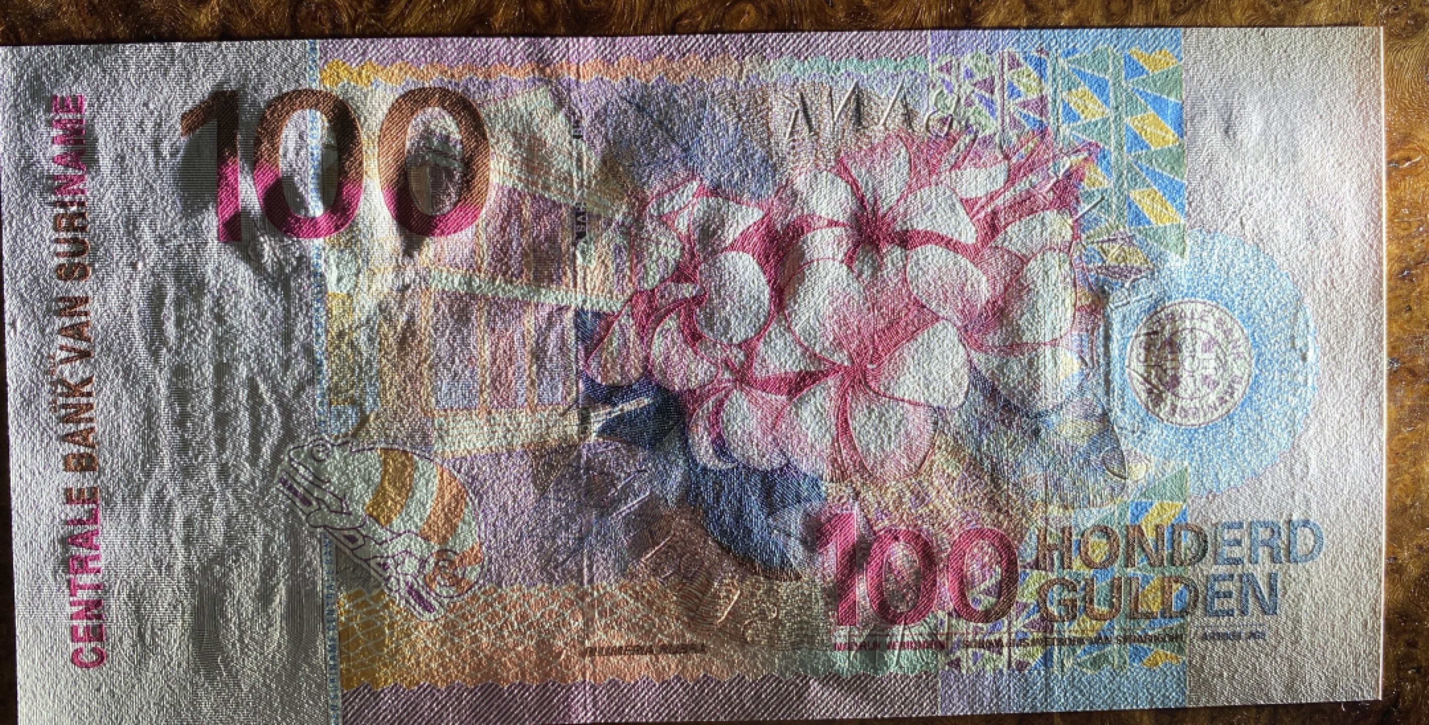 得物拍卖 Chase Auction  第2期 - -世界纸币精粹（二） 苏里南花鸟版小全套5张，全新UNC！雕刻绝对一流，双面凹印，凸凹感非常好！连小面值也双面雕刻的如此精致！值得收藏！