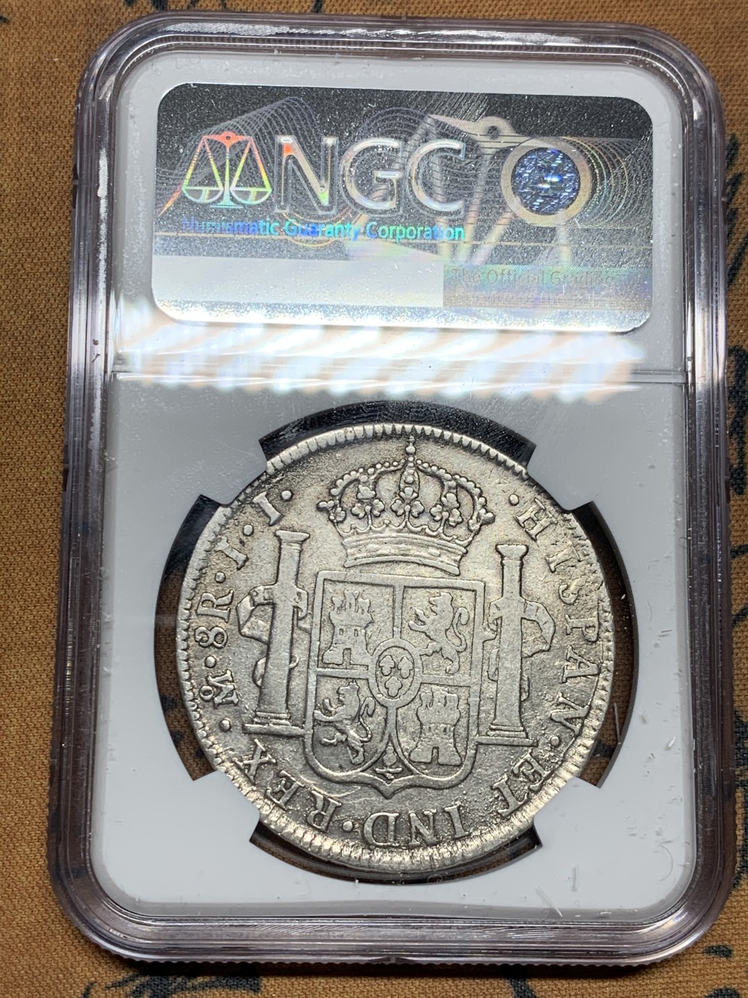 《竞宝斋》第34，35场-本周日，周一2场连拍（全场顺丰包邮） NGC 评级 墨西哥 1818年 费七 8里亚尔 双柱银币
