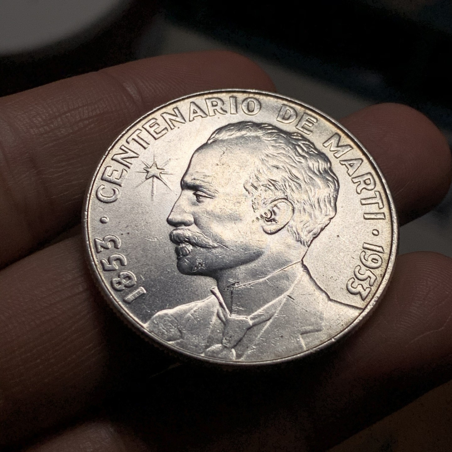 《竞宝斋》第34，35场-本周日，周一2场连拍（全场顺丰包邮） 古巴 1953年 1比索 古巴诗人何塞马蒂银币 底板不错，0.9银大银币，重量26.8g