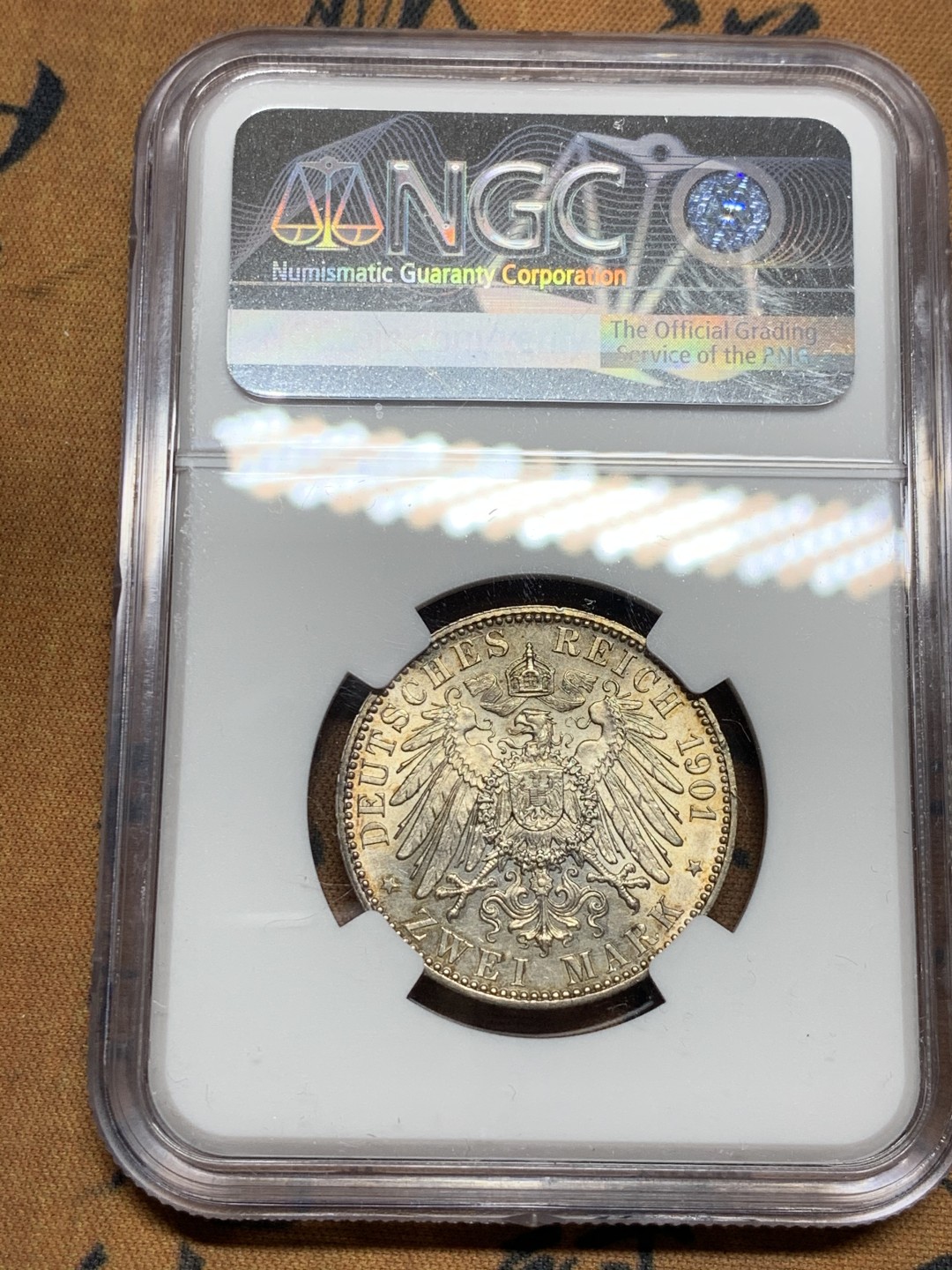 《竞宝斋》第34，35场-本周日，周一2场连拍（全场顺丰包邮） NGC-MS61 德国普鲁士 1901年 200周年纪念 2马克 老包浆带光 非常漂亮