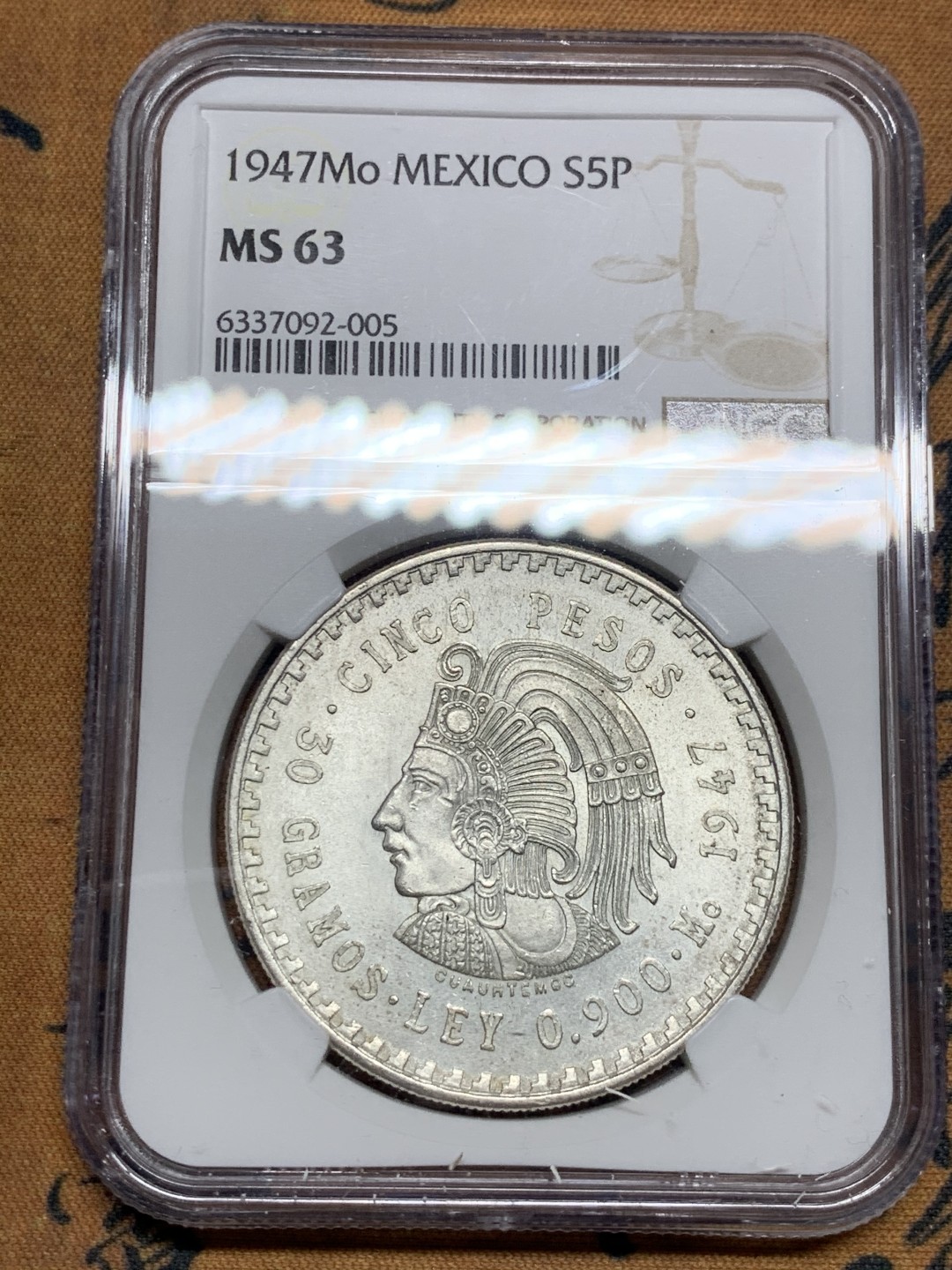 《竞宝斋》第34，35场-本周日，周一2场连拍（全场顺丰包邮） NGC-MS63 墨西哥 1947年 印第安人头像 5比索 粉光大银币 非常漂亮 最近也涨的凶的品种