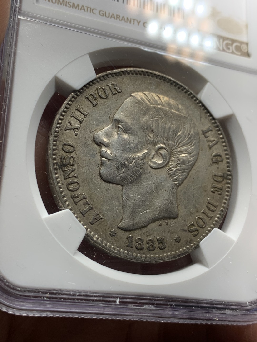 《竞宝斋》第34，35场-本周日，周一2场连拍（全场顺丰包邮） NGC-XF45 西班牙 1885年 阿方索十二世 双柱5比塞塔 大银币 胡子清晰 状态很好 个人看到53-55的分