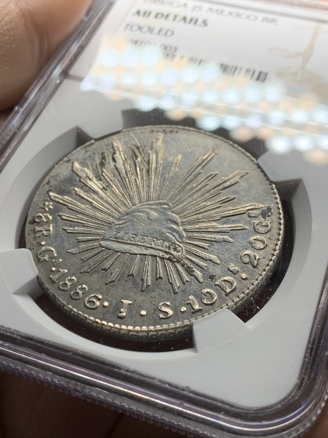 《竞宝斋》第34，35场-本周日，周一2场连拍（全场顺丰包邮） NGC-AUD  1886 墨西哥鹰洋 8 里亚尔银币   状态细节不错