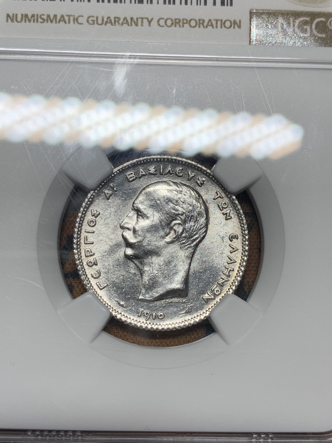 《竞宝斋》第34，35场-本周日，周一2场连拍（全场顺丰包邮） 1910年希腊1德拉克马银币 MS63 原光品相 细节完美 背面独具朦胧艺术感 盾牌上人脸细节清晰 之前61分成交1200+