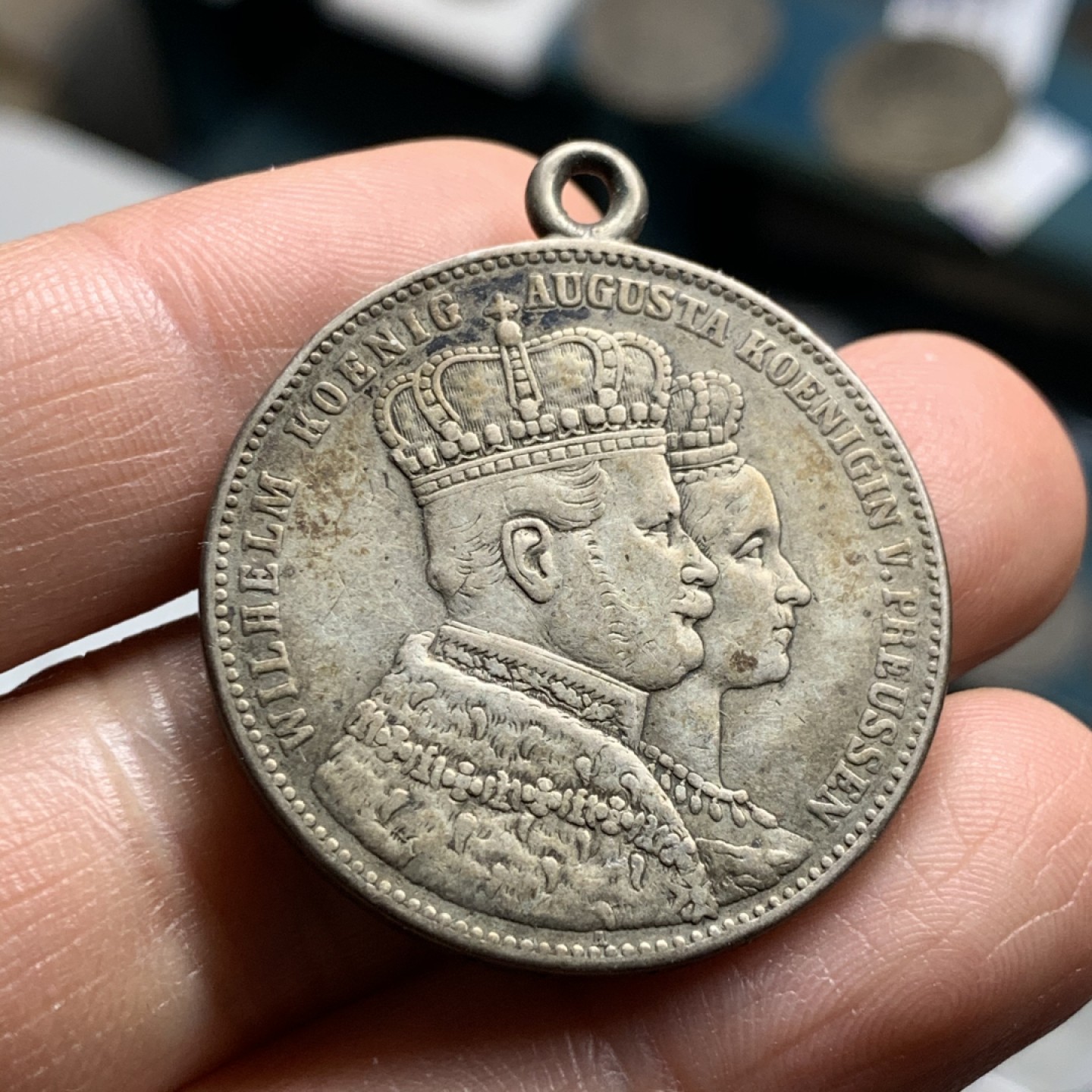 《竞宝斋》第34，35场-本周日，周一2场连拍（全场顺丰包邮） 德国普鲁士1861年登基泰勒 原味 大银币 有吊坠