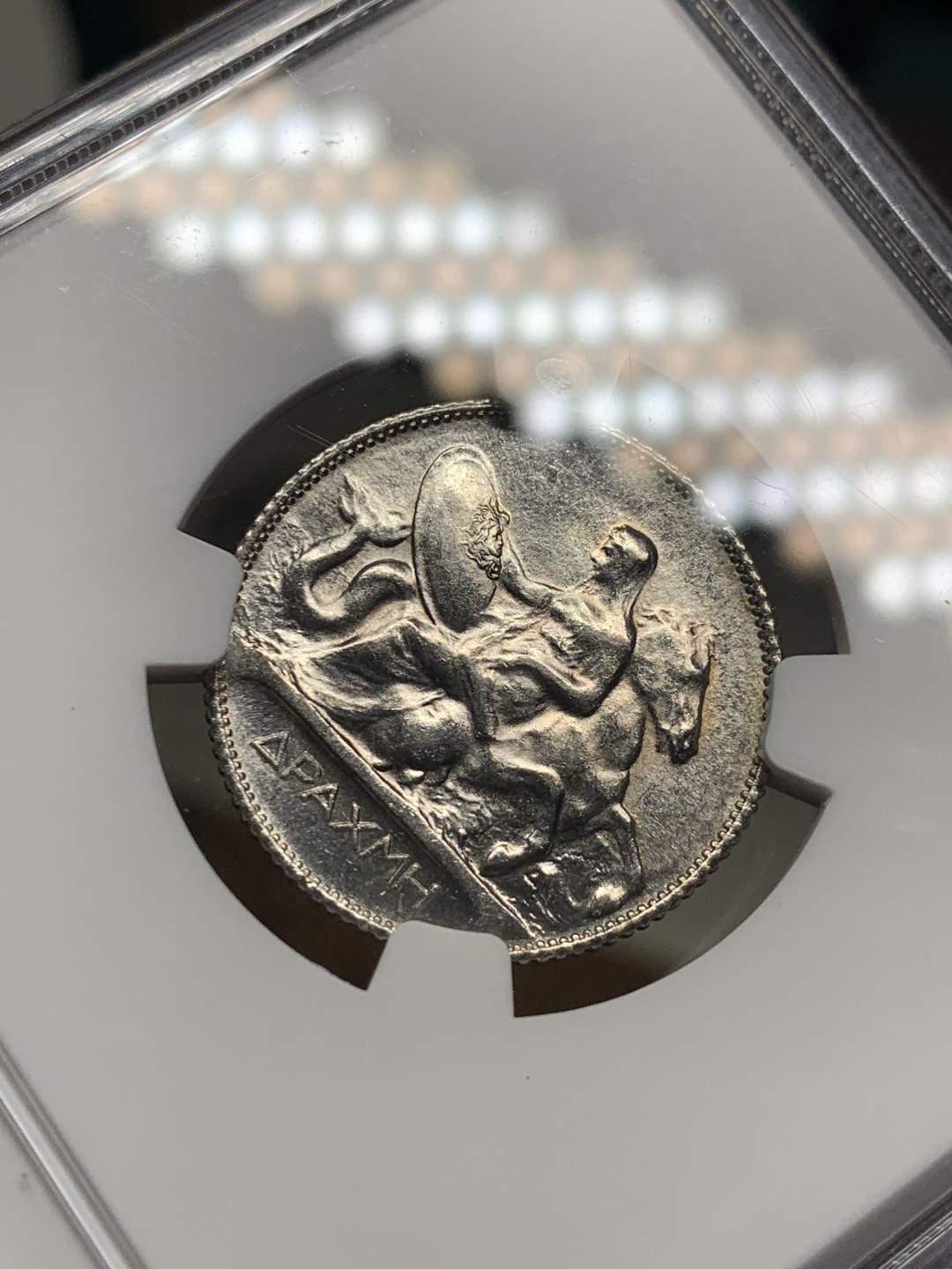 《竞宝斋》第34，35场-本周日，周一2场连拍（全场顺丰包邮） 1910年希腊1德拉克马银币 MS63 原光品相 细节完美 背面独具朦胧艺术感 盾牌上人脸细节清晰 之前61分成交1200+