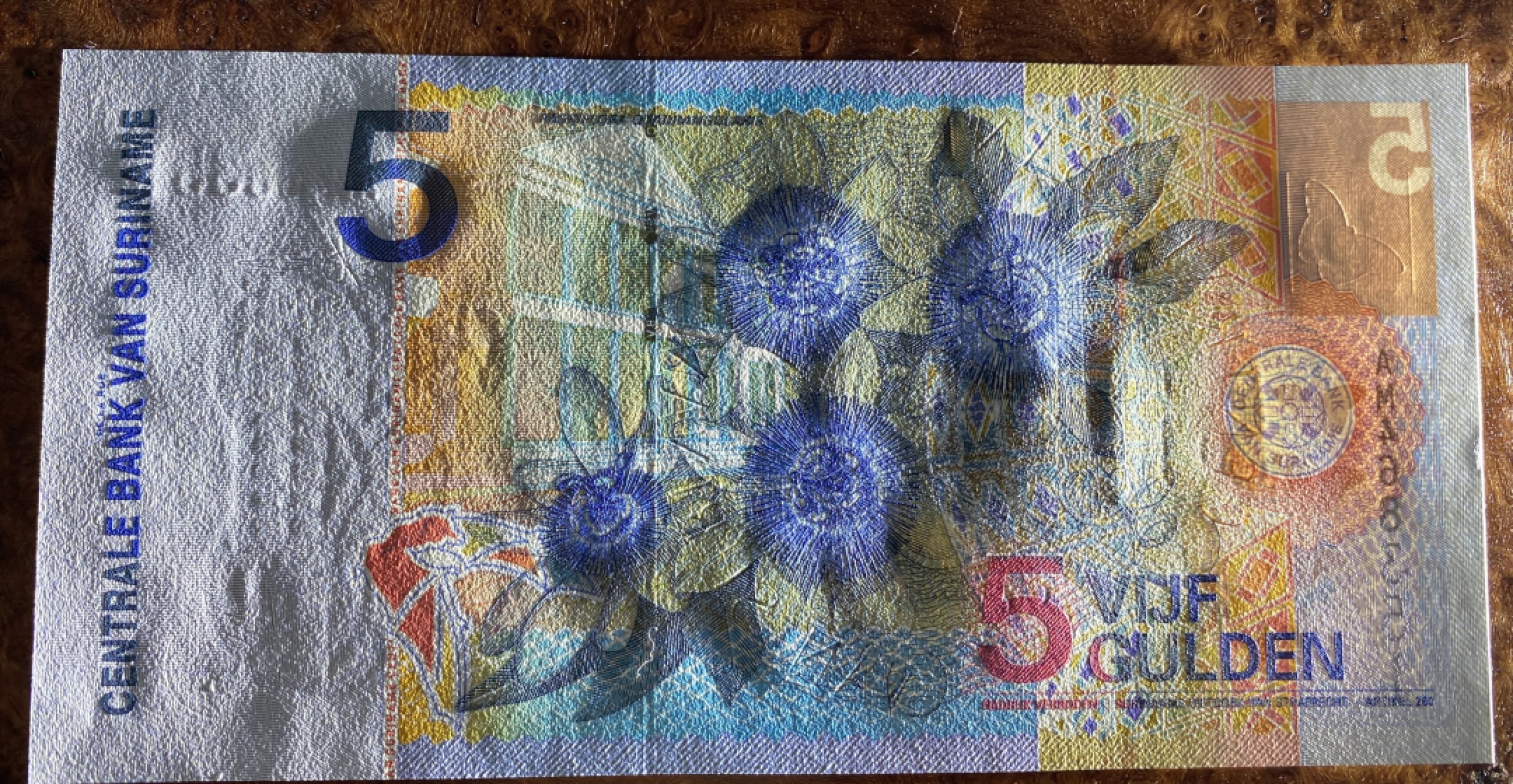 得物拍卖 Chase Auction  第2期 - -世界纸币精粹（二） 苏里南花鸟版小全套5张，全新UNC！雕刻绝对一流，双面凹印，凸凹感非常好！连小面值也双面雕刻的如此精致！值得收藏！