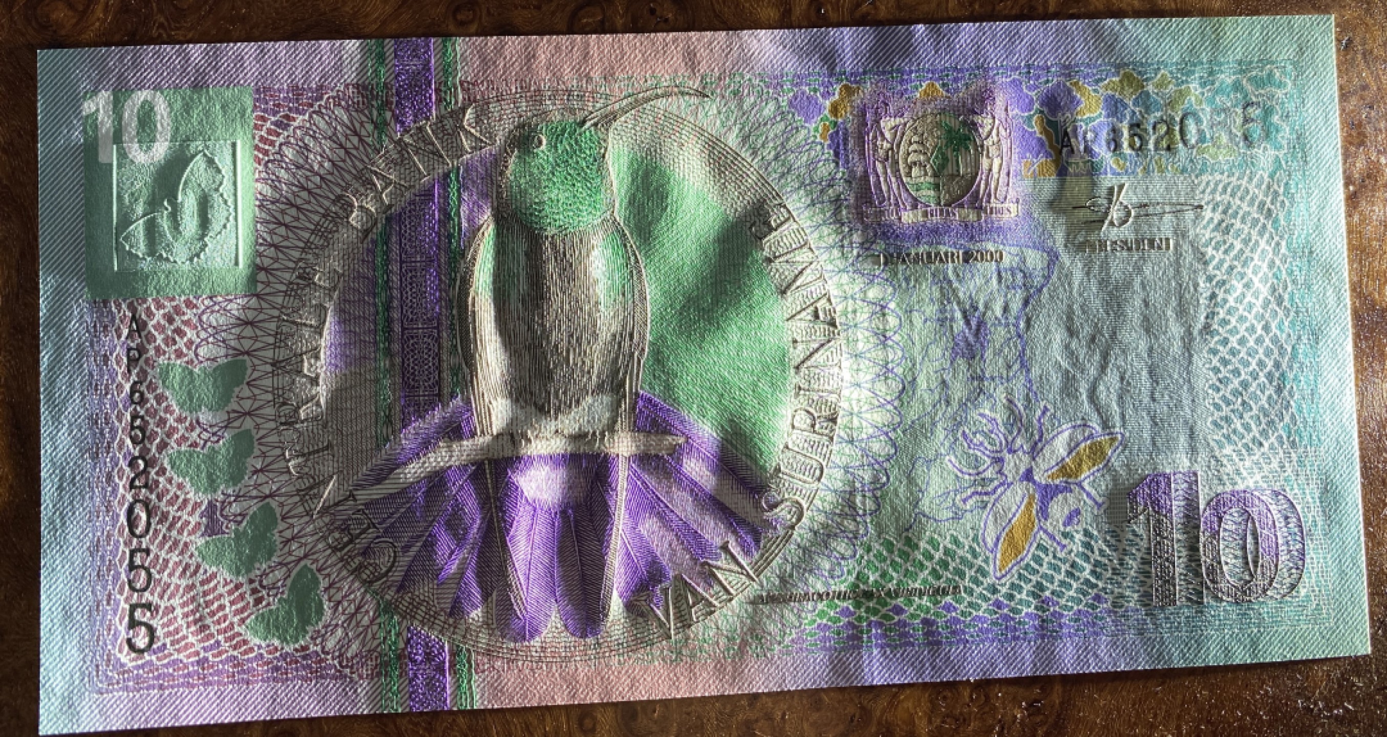 得物拍卖 Chase Auction  第2期 - -世界纸币精粹（二） 苏里南花鸟版小全套5张，全新UNC！雕刻绝对一流，双面凹印，凸凹感非常好！连小面值也双面雕刻的如此精致！值得收藏！