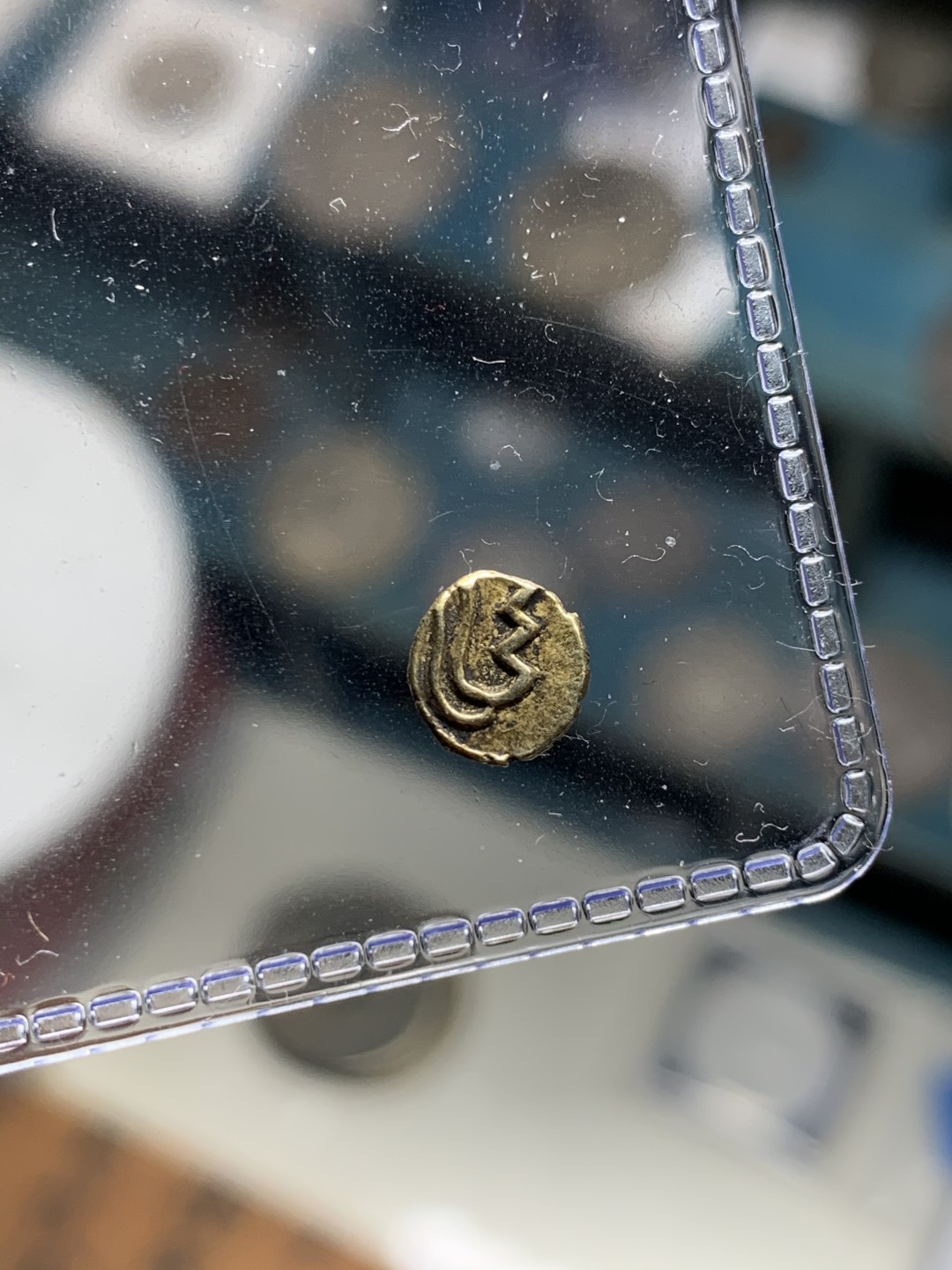 《竞宝斋》第34，35场-本周日，周一2场连拍（全场顺丰包邮） 印度马拉巴尔 十九世纪初18XX年 双鱼FANAM金币 0.33克, 稀少邦州 国外将近500淘回来送NGC结果人家直接就说不认识 