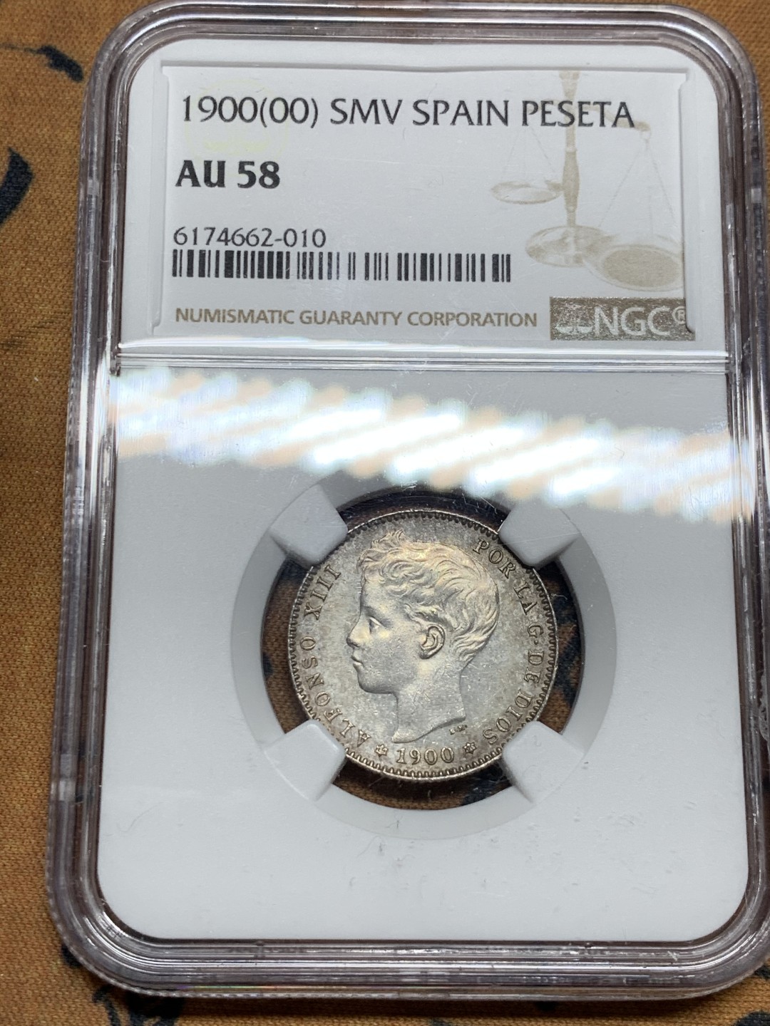 《竞宝斋》第34，35场-本周日，周一2场连拍（全场顺丰包邮） NGC-AU58 西班牙 1900年 阿方索十三世 1比塞塔双柱 小面值有这品相已经很难得了