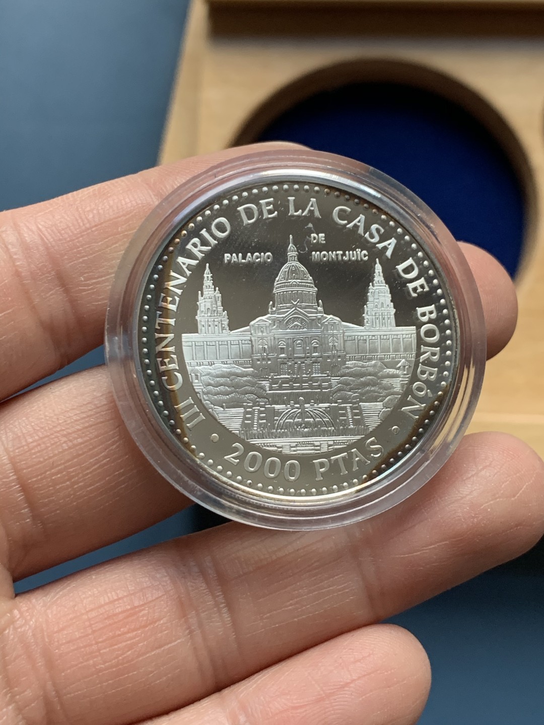 《竞宝斋》第34，35场-本周日，周一2场连拍（全场顺丰包邮） 原盒证书 西班牙 1999年 波旁王朝全家福 一组四枚 精制925银 银币总重249克 大的是168克 5盎司纯银， 其他三枚是27克一枚