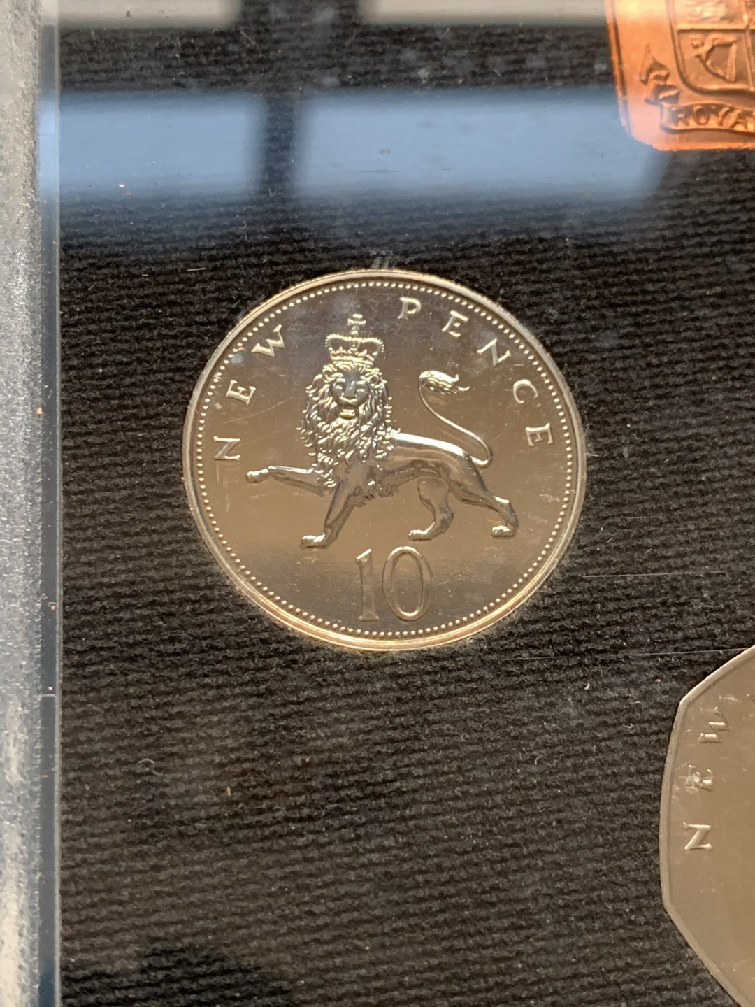 《竞宝斋》第34，35场-本周日，周一2场连拍（全场顺丰包邮） 原盒英国1971年6枚币和1枚章 精铸套币 完美状态