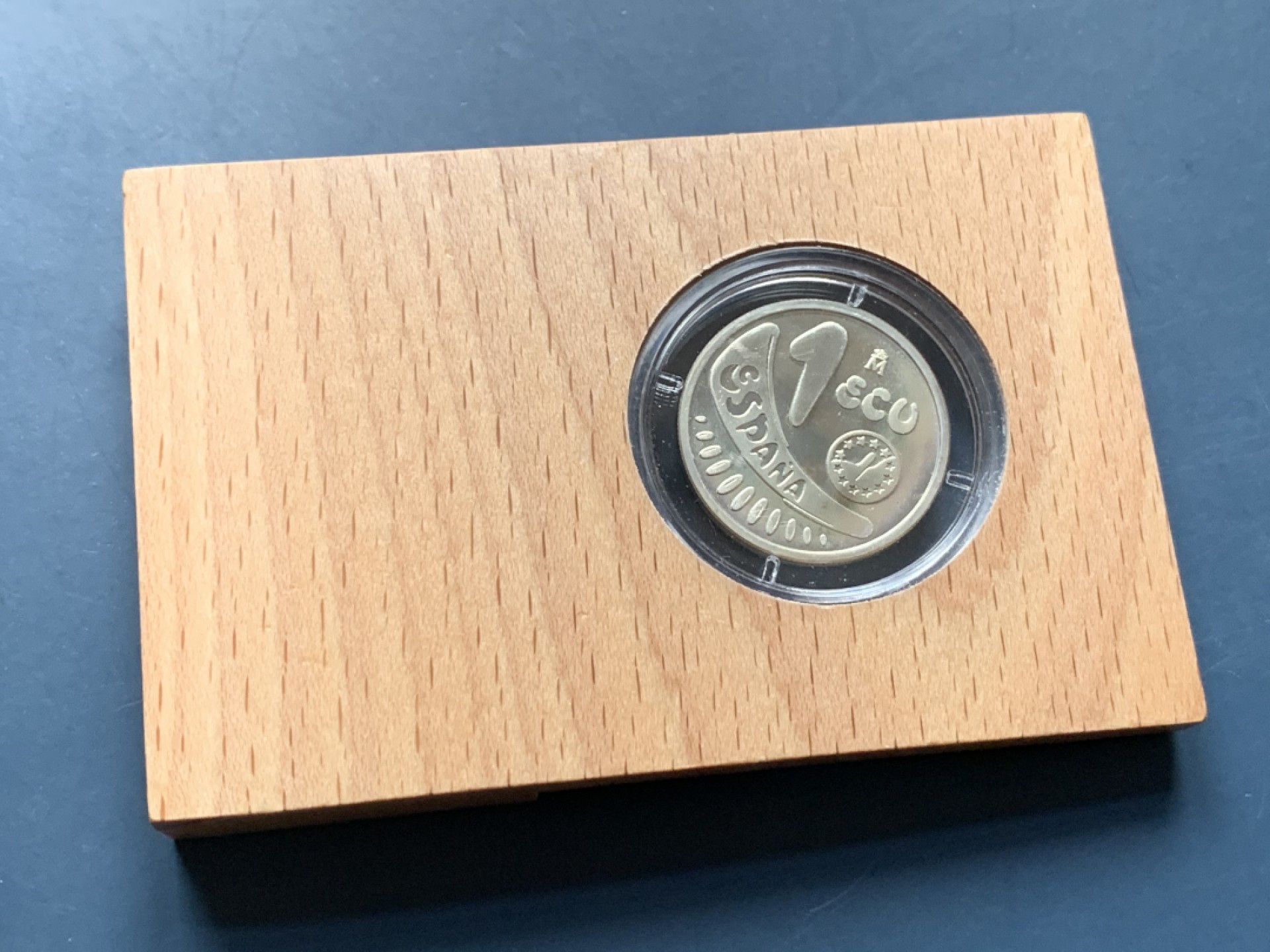 《竞宝斋》第34，35场-本周日，周一2场连拍（全场顺丰包邮） 原盒证书 西班牙1989年 骑牛 1埃古 6.72克 和 5埃古 33.62克 大小银币一对 非常漂亮