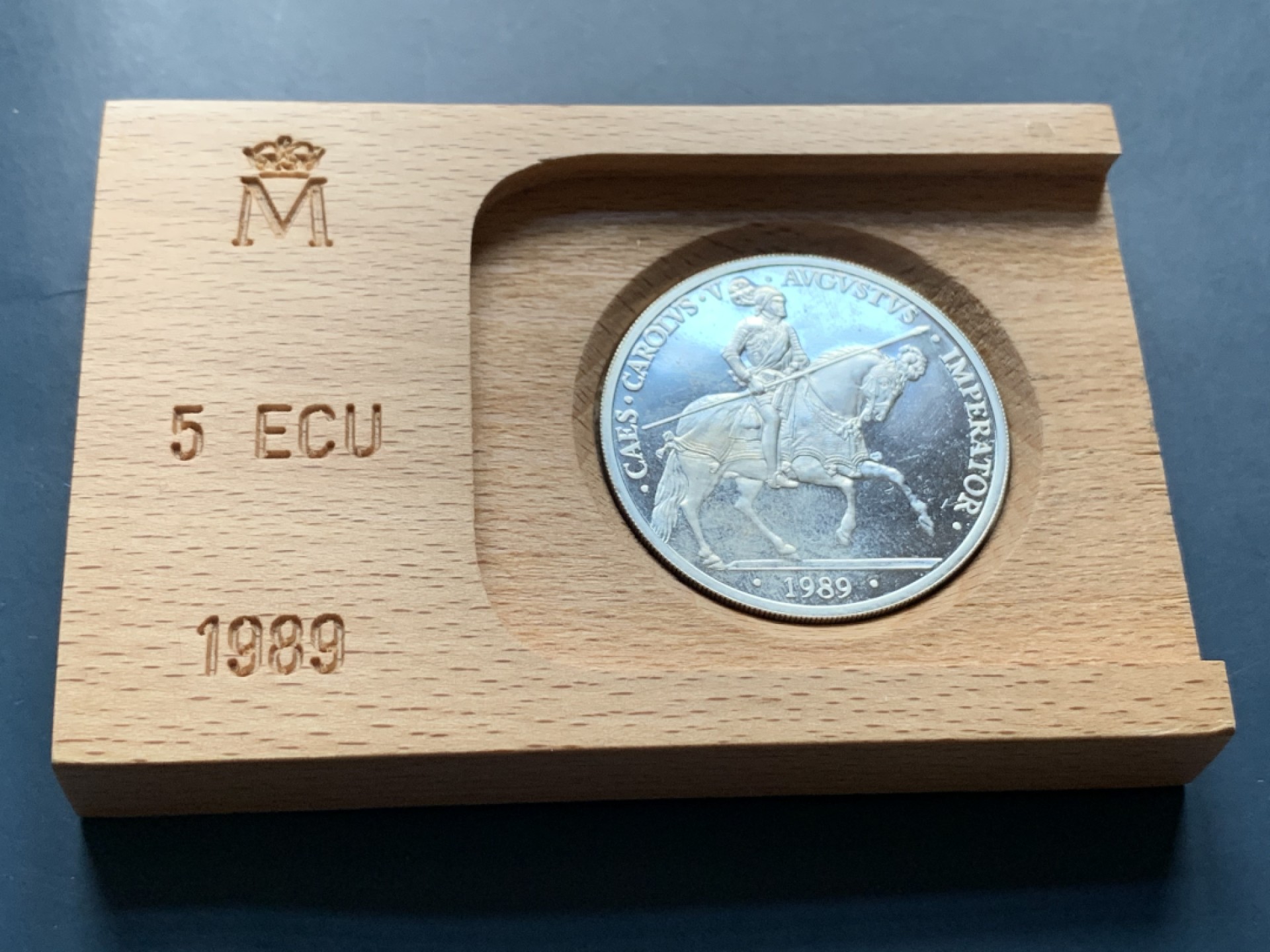 《竞宝斋》第34，35场-本周日，周一2场连拍（全场顺丰包邮） 原盒证书 西班牙1989年 骑牛 1埃古 6.72克 和 5埃古 33.62克 大小银币一对 非常漂亮