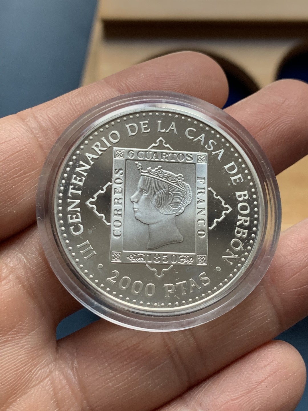 《竞宝斋》第34，35场-本周日，周一2场连拍（全场顺丰包邮） 原盒证书 西班牙 1999年 波旁王朝全家福 一组四枚 精制925银 银币总重249克 大的是168克 5盎司纯银， 其他三枚是27克一枚