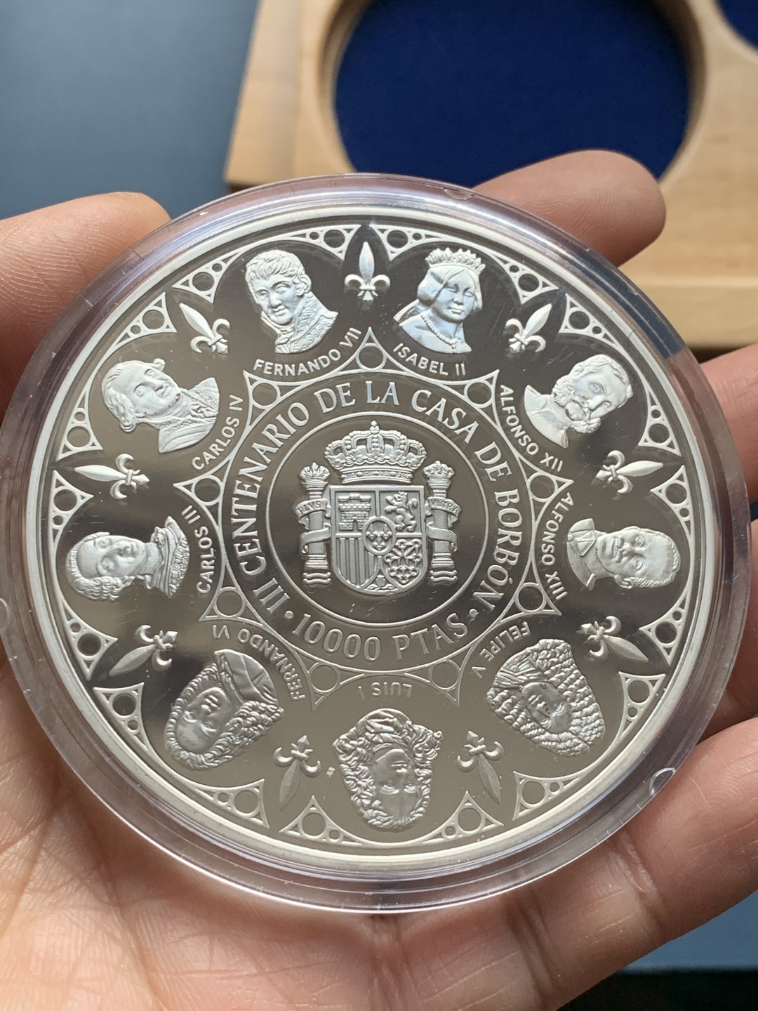 《竞宝斋》第34，35场-本周日，周一2场连拍（全场顺丰包邮） 原盒证书 西班牙 1999年 波旁王朝全家福 一组四枚 精制925银 银币总重249克 大的是168克 5盎司纯银， 其他三枚是27克一枚