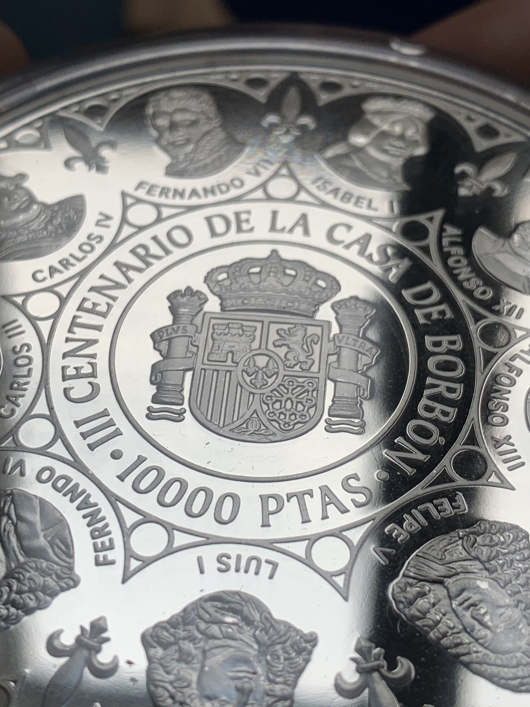 《竞宝斋》第34，35场-本周日，周一2场连拍（全场顺丰包邮） 原盒证书 西班牙 1999年 波旁王朝全家福 一组四枚 精制925银 银币总重249克 大的是168克 5盎司纯银， 其他三枚是27克一枚