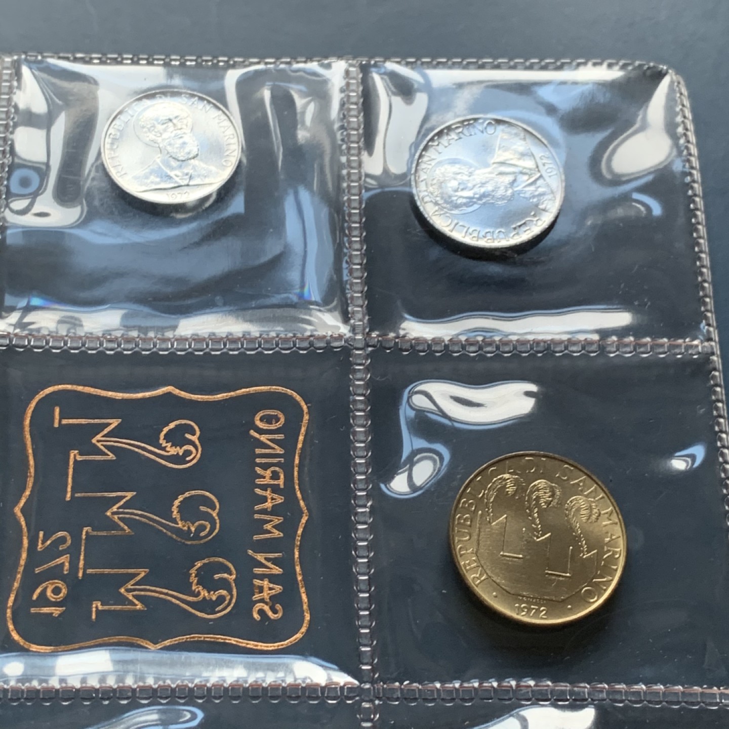 《竞宝斋》第34，35场-本周日，周一2场连拍（全场顺丰包邮） 原盒证书 圣马力诺1972年 8枚封装 500里拉是银币 证书里带全套72年邮票八枚 非常稀少
