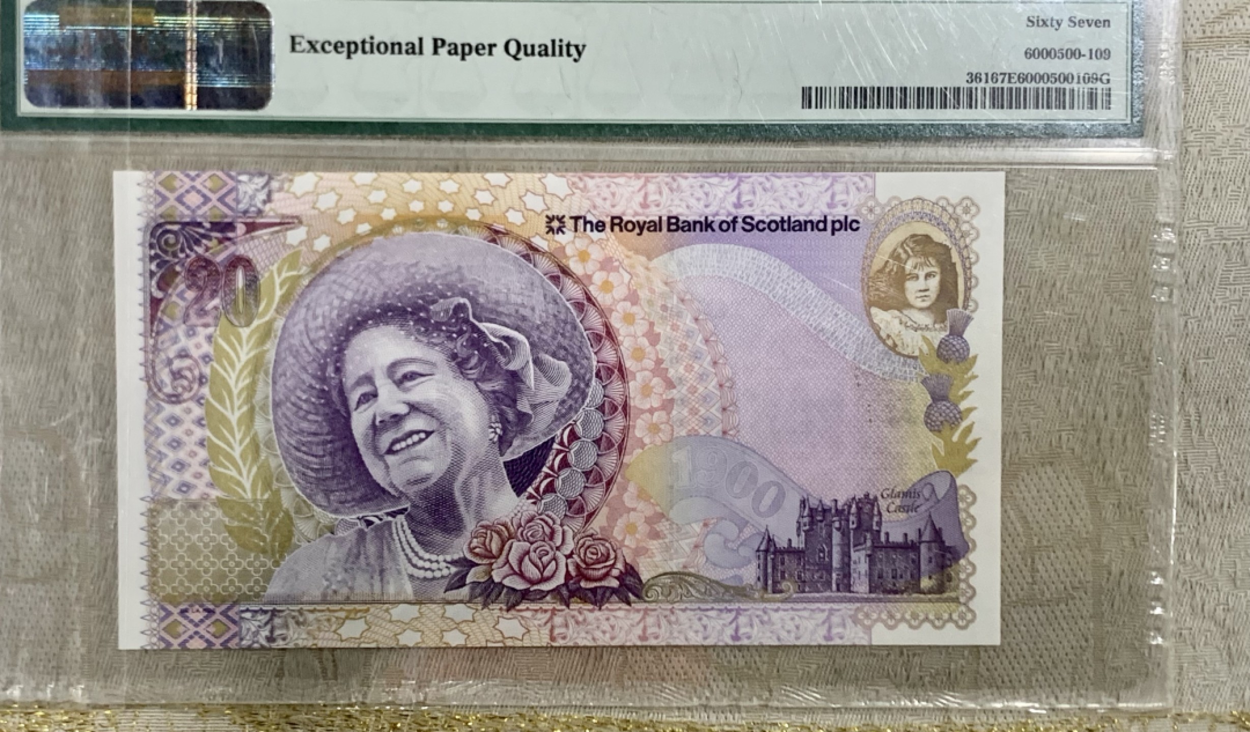 圣域骑士团 | CICE币展&易卜生专场 春天来了 ‼️第三期（2022003） 【女王纪念钞】2000年 苏格兰皇家银行 20镑 PMG67分 P361 卷毛头像正面 女王生活头像背面