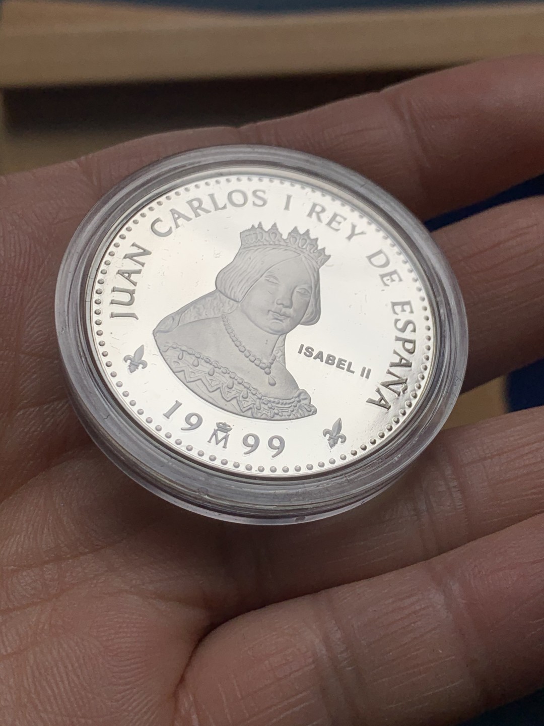 《竞宝斋》第34，35场-本周日，周一2场连拍（全场顺丰包邮） 原盒证书 西班牙 1999年 波旁王朝全家福 一组四枚 精制925银 银币总重249克 大的是168克 5盎司纯银， 其他三枚是27克一枚