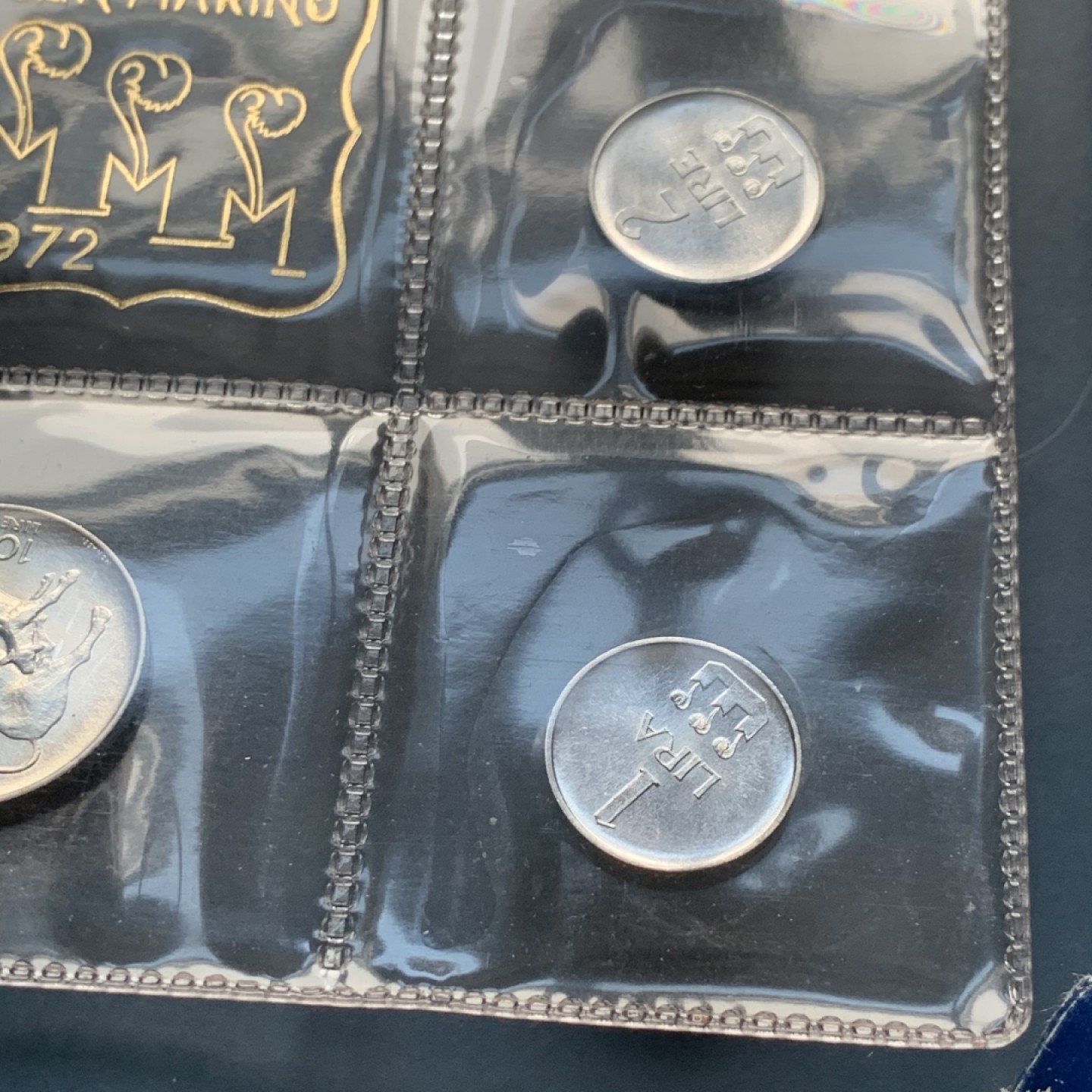 《竞宝斋》第34，35场-本周日，周一2场连拍（全场顺丰包邮） 原盒证书 圣马力诺1972年 8枚封装 500里拉是银币 证书里带全套72年邮票八枚 非常稀少