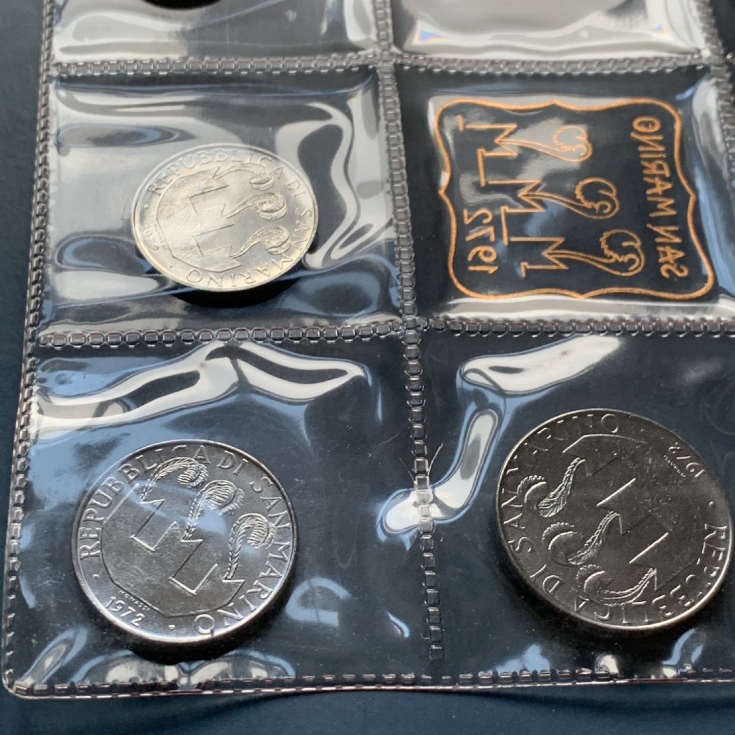 《竞宝斋》第34，35场-本周日，周一2场连拍（全场顺丰包邮） 原盒证书 圣马力诺1972年 8枚封装 500里拉是银币 证书里带全套72年邮票八枚 非常稀少