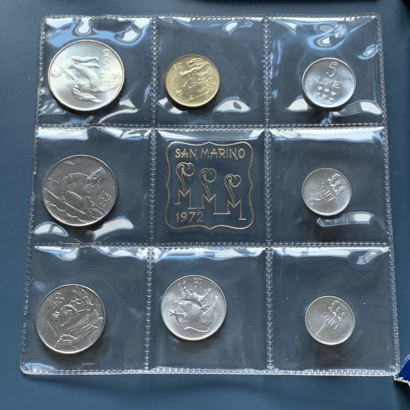 《竞宝斋》第34，35场-本周日，周一2场连拍（全场顺丰包邮） 原盒证书 圣马力诺1972年 8枚封装 500里拉是银币 证书里带全套72年邮票八枚 非常稀少