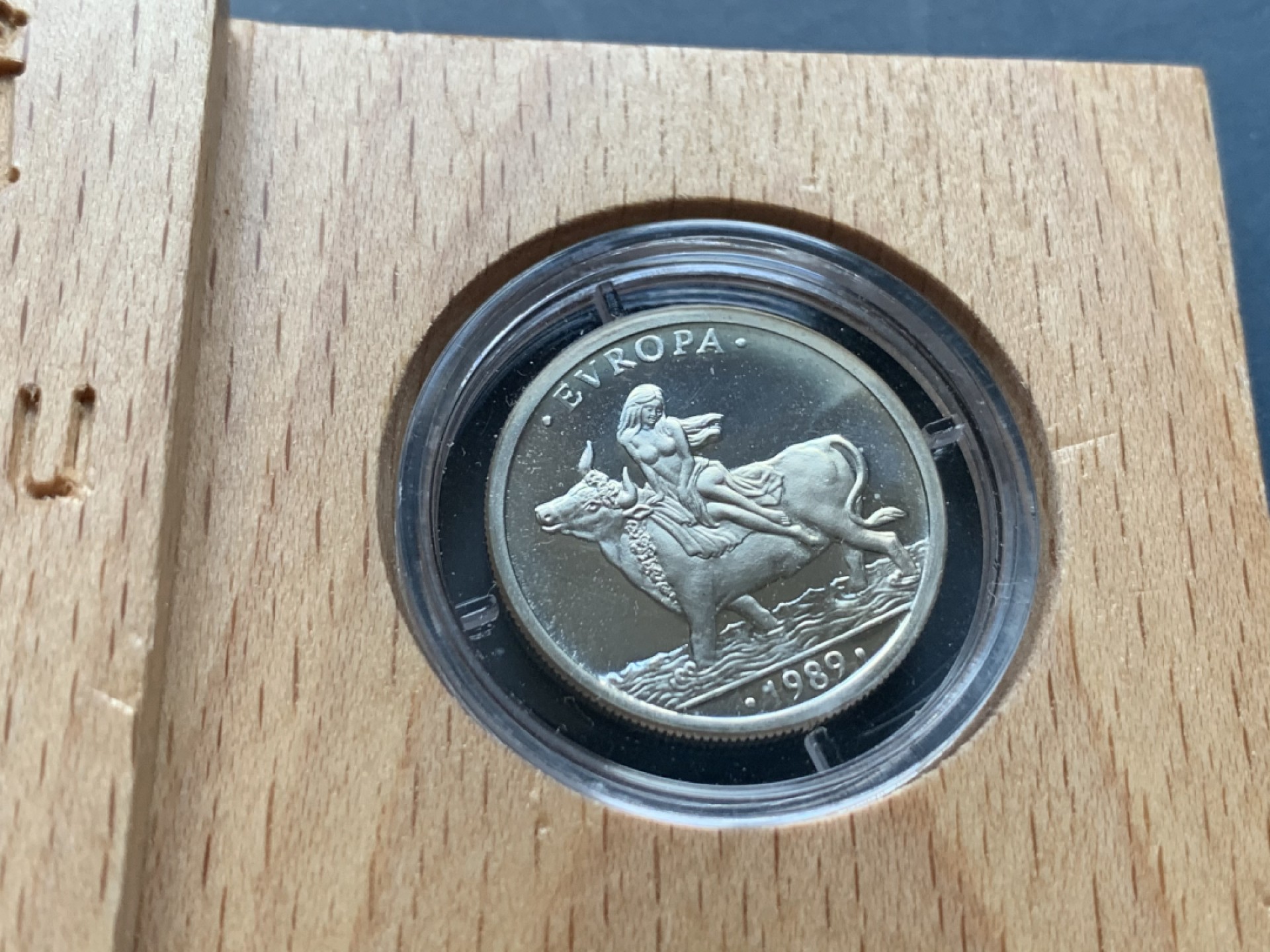 《竞宝斋》第34，35场-本周日，周一2场连拍（全场顺丰包邮） 原盒证书 西班牙1989年 骑牛 1埃古 6.72克 和 5埃古 33.62克 大小银币一对 非常漂亮