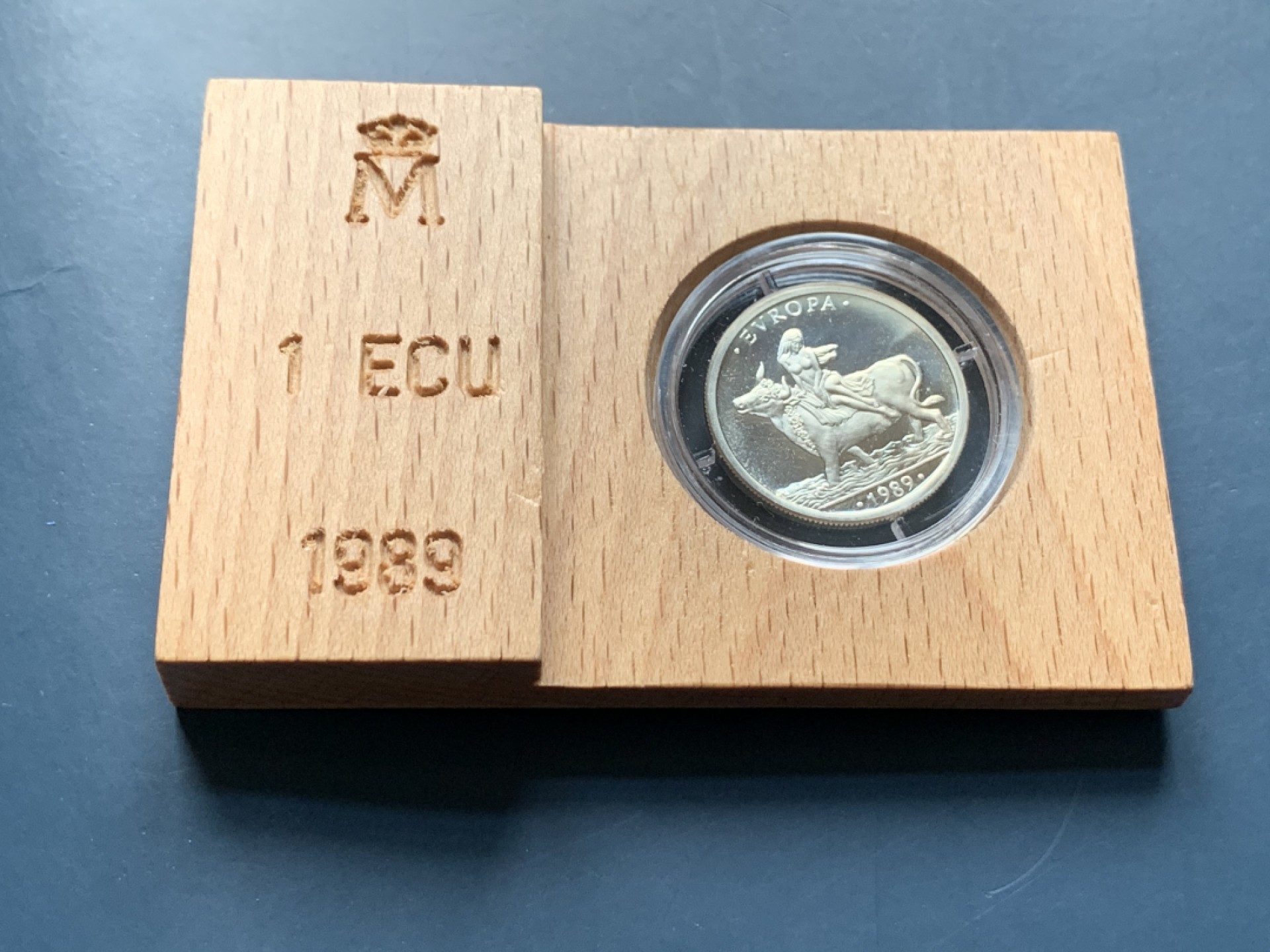 《竞宝斋》第34，35场-本周日，周一2场连拍（全场顺丰包邮） 原盒证书 西班牙1989年 骑牛 1埃古 6.72克 和 5埃古 33.62克 大小银币一对 非常漂亮